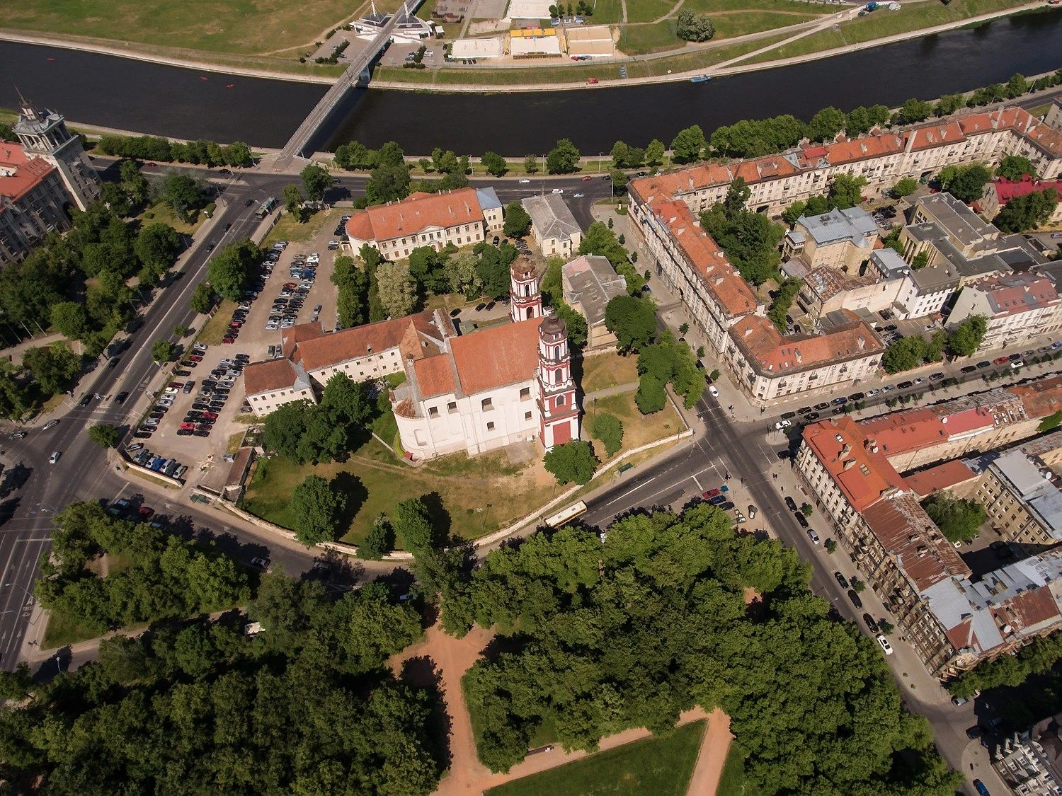 Dar vienas viešbučių projektas – bendrovė „Lords LB Asset Managenet“ patvirtino statysianti viešbutį Vilniaus Vasario 16-osios g., greta Šv. apaštalų Pilypo ir Jokūbo bažnyčios.
Vladimiro Ivanovo (VŽ) nuotr.