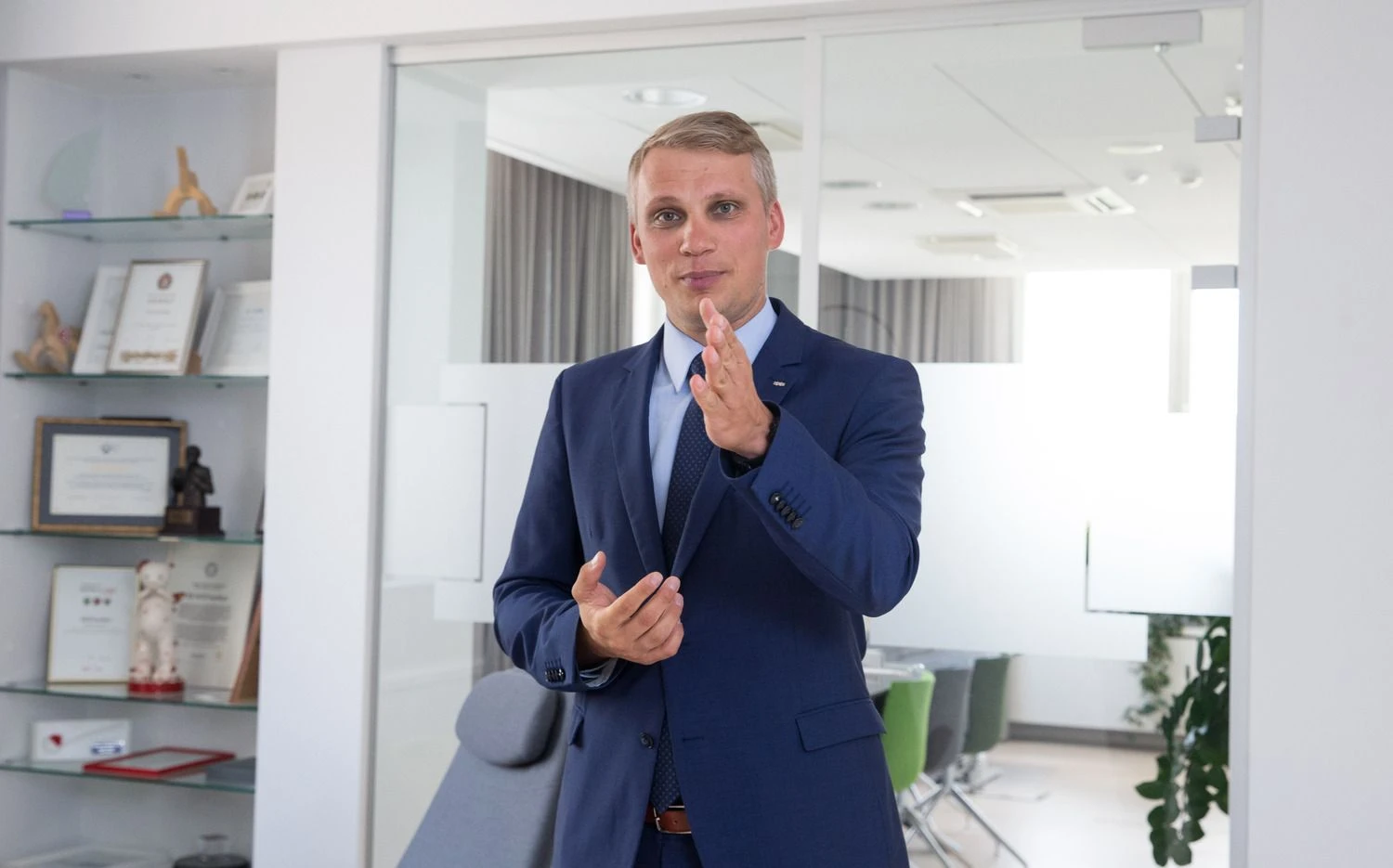 Vilius Juzikis, AB SEB banko valdybos narys, Verslo bankininkystės tarnybos direktorius: „Lietuvos ir Lenkijos apdirbamosios gamybos medienos ir popieriaus sektoriai išsiskiria tarp Šiaurės ir Baltijos regiono šalių dar ir tuo, kad juose didžiausia sukuriamos produkcijos dalis atitenka baldų gamybai.“ Juditos Grigelytės (VŽ) nuotr.