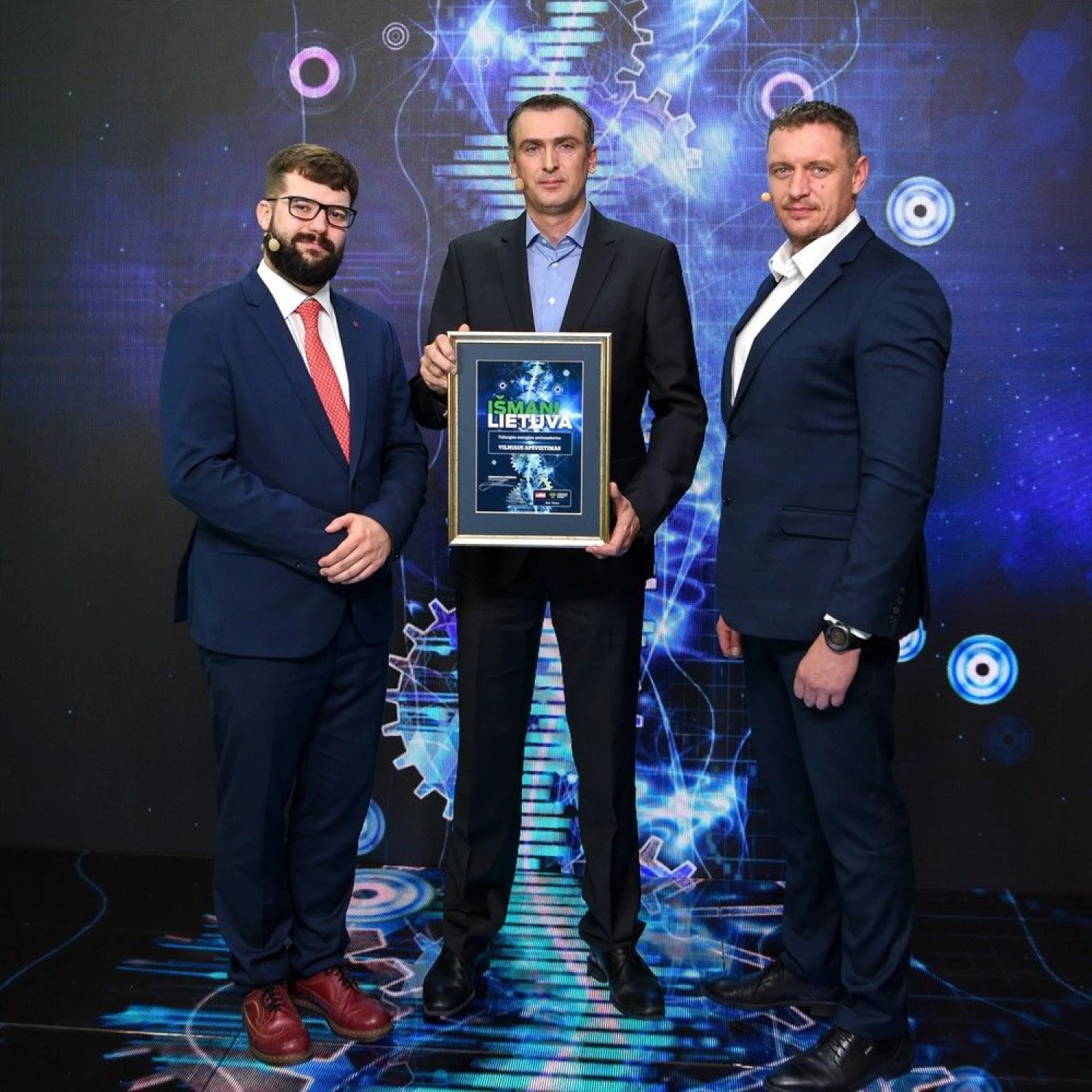 Vilniaus miesto savivaldybės administracijos direktorius Povilas Poderskis, Sigitas Mocevičius, UAB „Vilniaus apšvietimo“ direktorius ir Renaldas Radvila, ESO Paslaugų tarnybos direktorius.