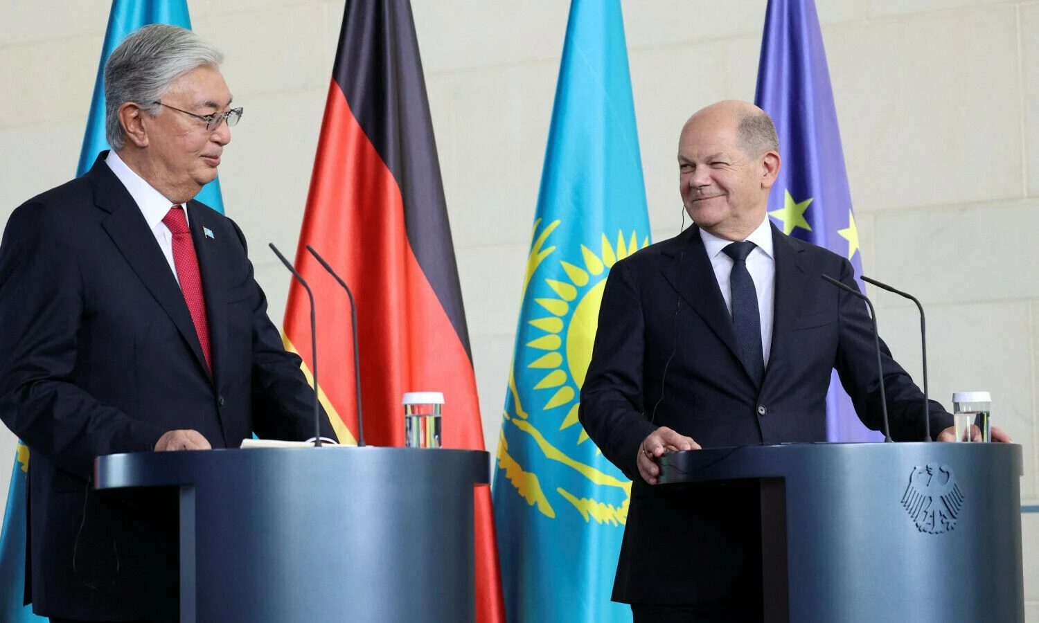 Kazachstano prezidentas K.-J. Tokayevas ir Vokietijos kancleris O. Scholzas. Liesos Johannssen („Reuters“ / „Scanpix“) nuotr.