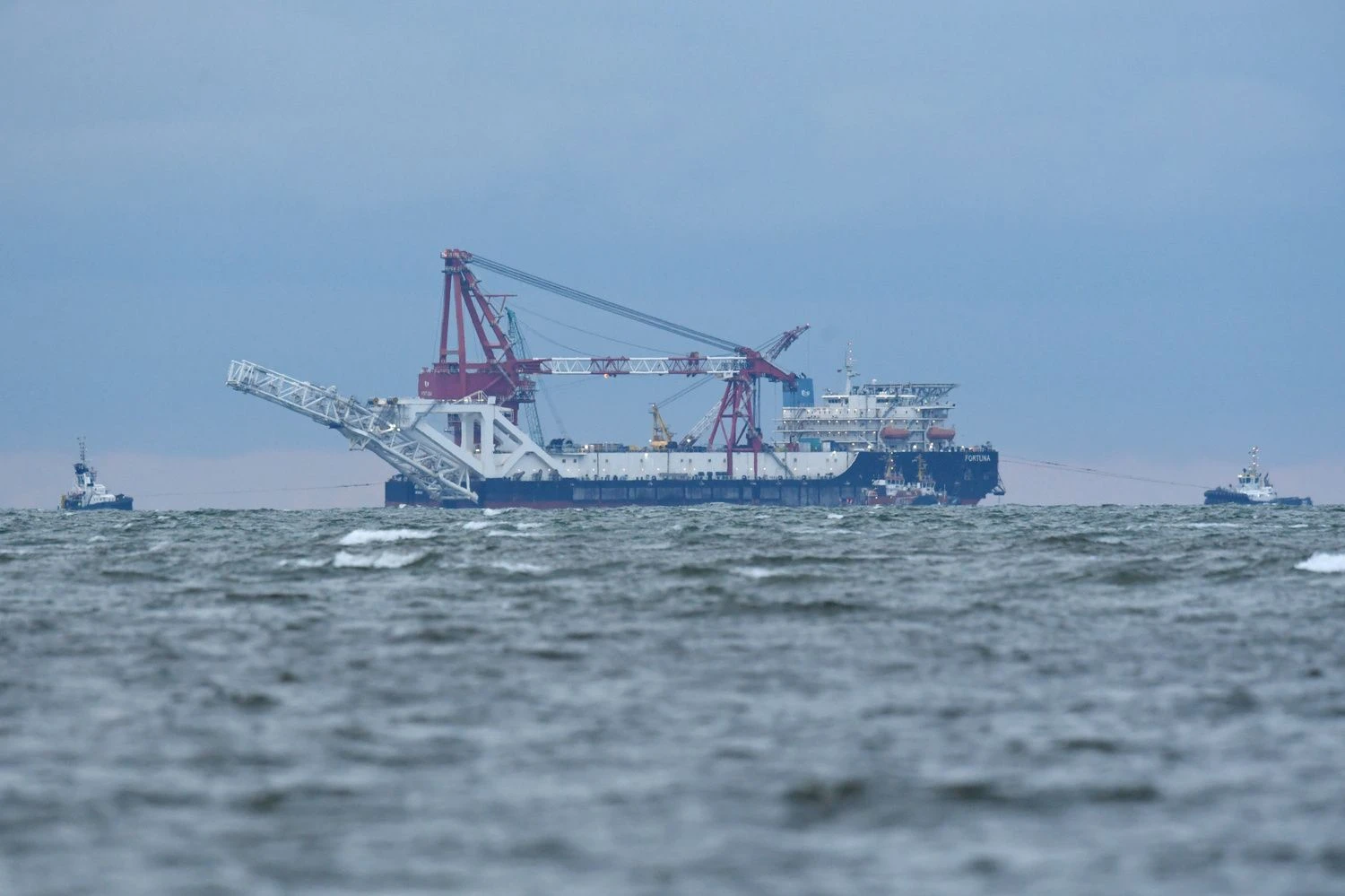 Laivas „Fortuna“ Meklenburgo įlankoje sausio 14 d., Rusijai ruošiantis atnaujinti „Nord Stream 2“ dujotiekio statybą. Annegret Hilse („Reuters“/ Scanpix“) nuotr.