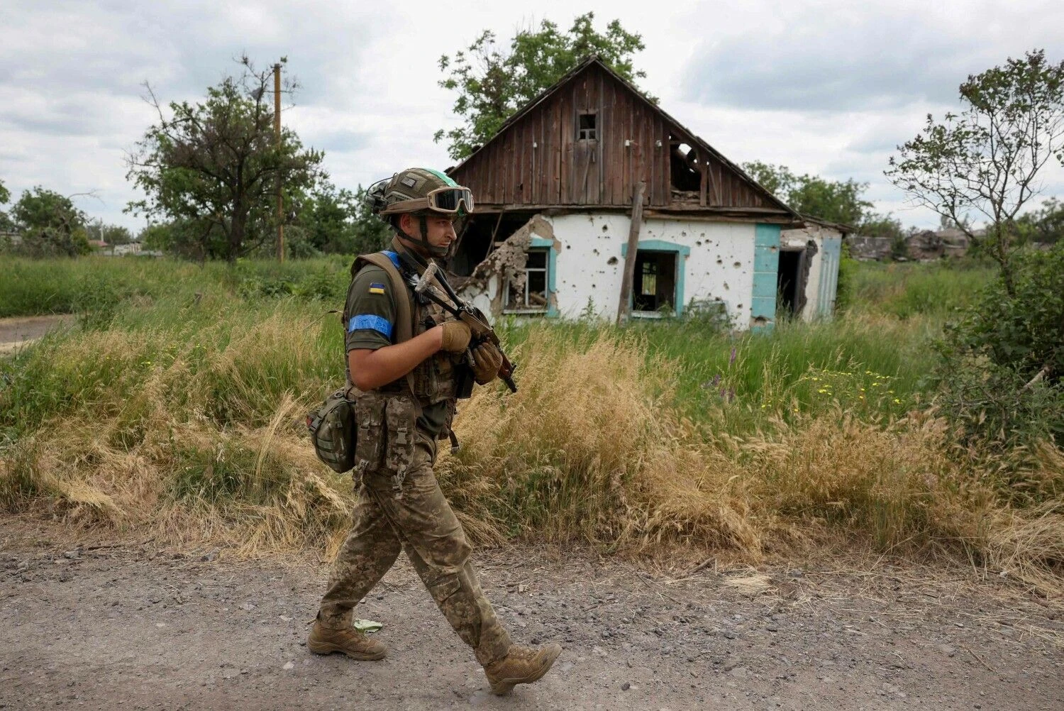 Ukrainos karys patruliuoja neseniai išlaisvinto Blagodatnės kaimo gatvėje, Donecko srityje. Anatolii Stepanov (AFP/„Scanpix“) nuotr.