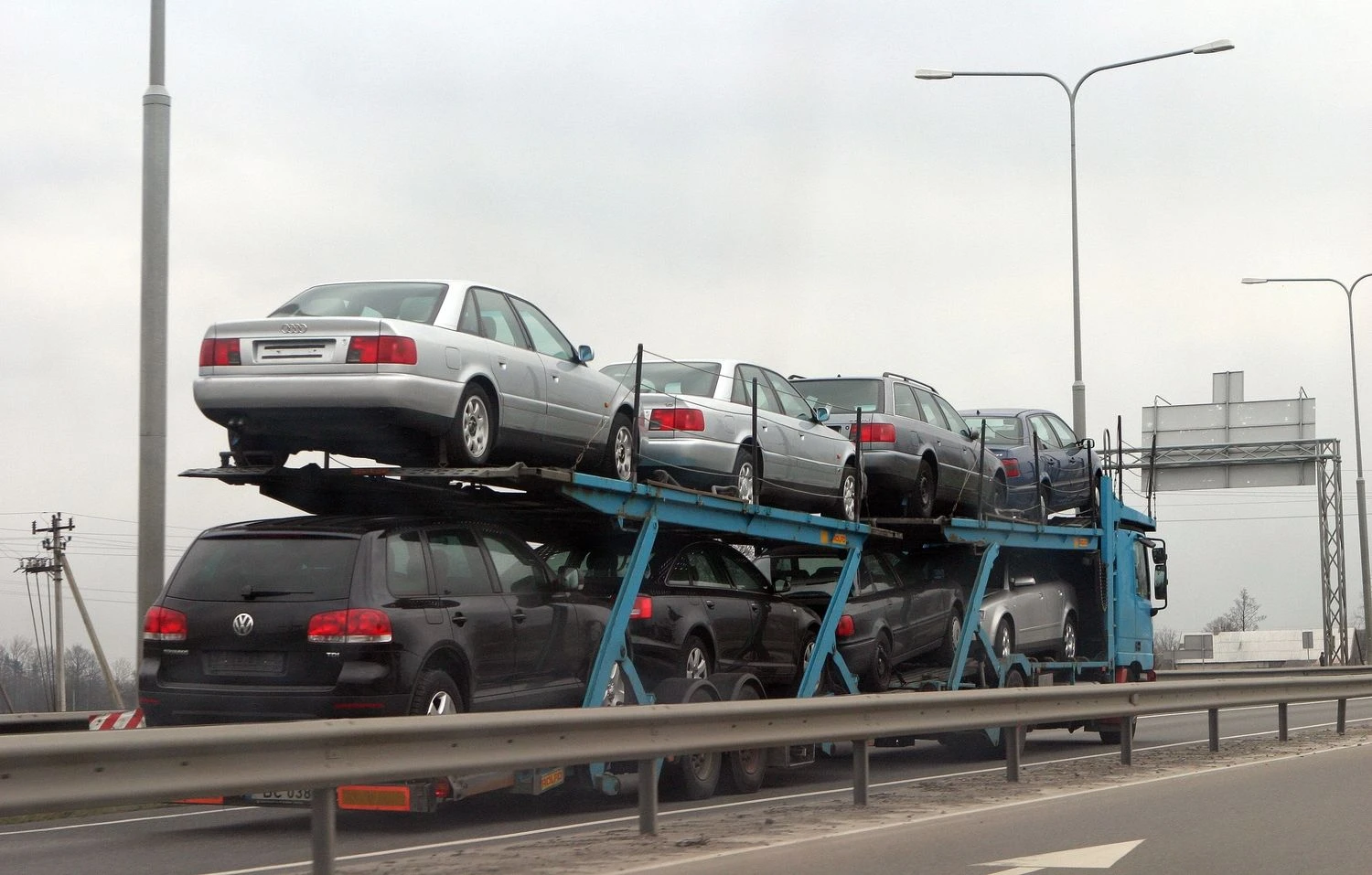 Į turgų vežami automobiliai. Roberto Misiukonio nuotr.