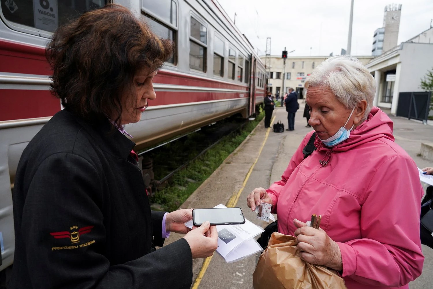 Rygoje traukinių stotyje tikrinamas keleivių skiepų pasas. Janis Laizans („Reuters“/„Scanpix“) nuotr.