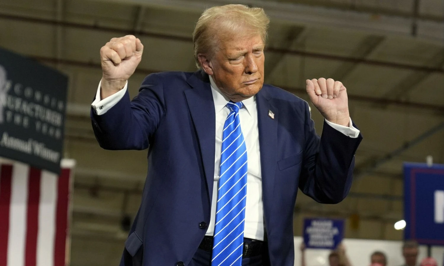 D. Trumpas beveik 40 minučių praleido scenoje svyruodamas pagal muziką savo kampanijos renginyje Viskonsino valstijoje. Charlie Neibergall („AP Photo“ / „Scanpix“) nuotr.