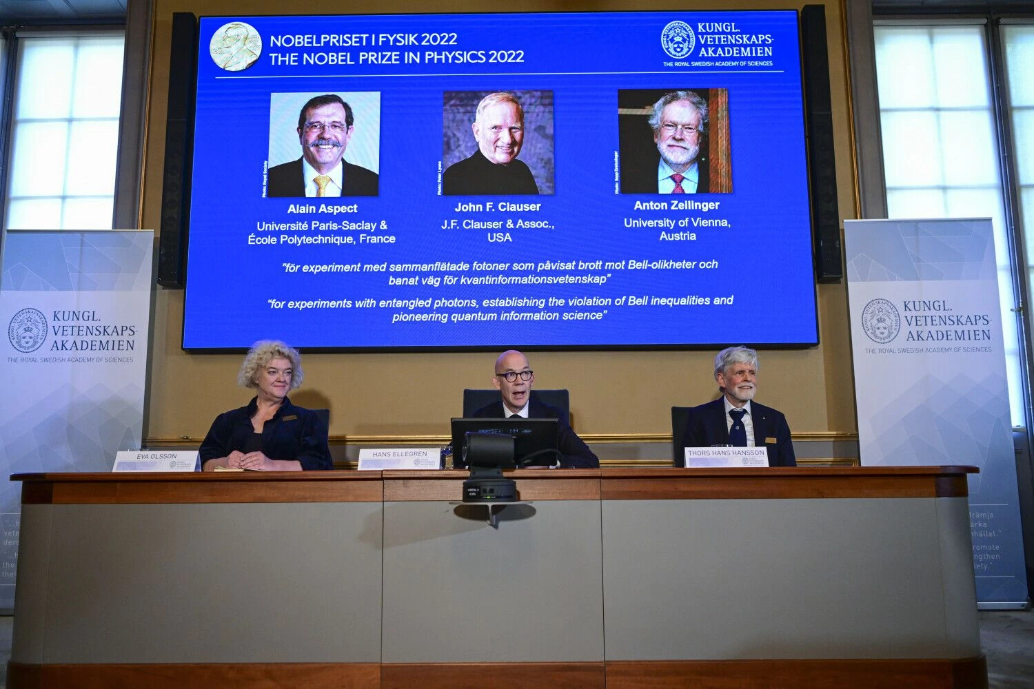 Nobelio fizikos premijos laimėtojai Alainas Aspectas, Johnas F. Clauseris ir Antonis Zelingeris. Jonaso Ekstromerio („Scanpix“) nuotr.