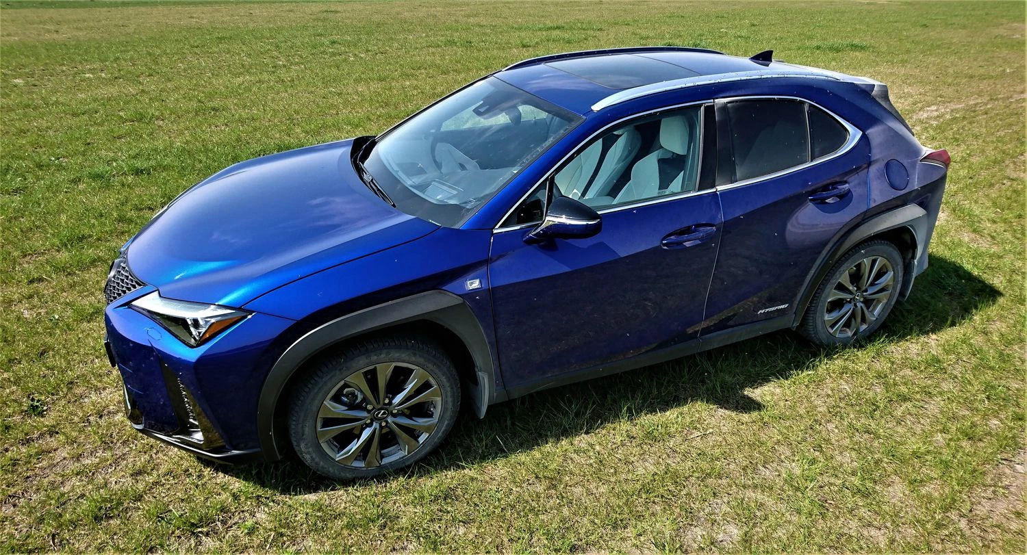 „Lexus UX“ turi stiprių konkurentų, su kuriais rungsis stiliumi, hibridine pavara ir gausia įranga. LINO BUTKAUS (VŽ) nuotr.