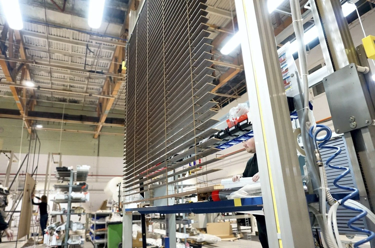 Išsinuomotose 3,8 tūkst. kv. m patalpose jau veikia naujos modernios linijos ir gaminamos medinės žaliuzės.