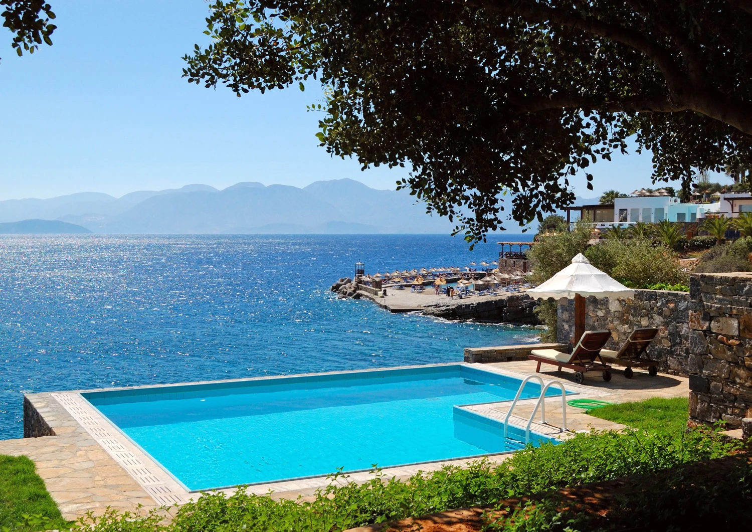 Graikija siūlo nebrangių, puikių viešbučių. Bet norintiems pajusti salos gyvenimo ritmą, verčiau išsinuomoti apartamentus kurioje nors salos gatvelėje. "Matton" nuotr.