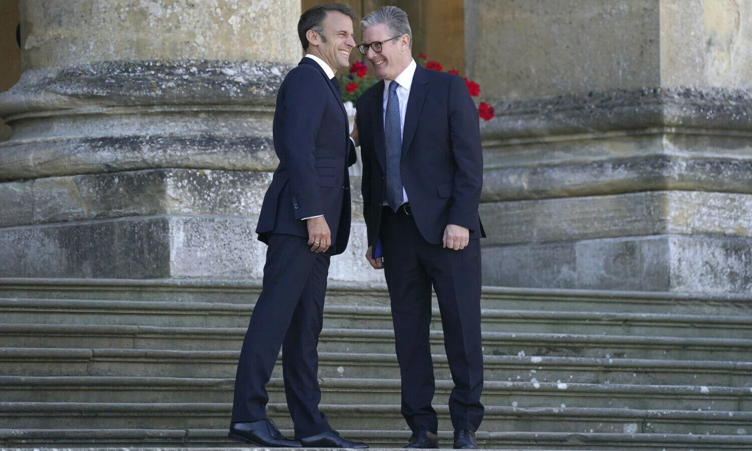 Keiras Starmeris Jungtinės Karalystės ministras pirmininkas (dešinėje) pasitinka Emmanuelį Macroną, Prancūzijos prezidentą. Jacobo Kingo („Pool photo“ / AP) nuotr.