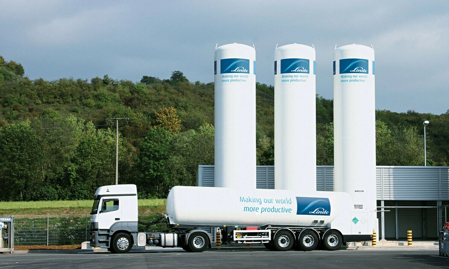 „Linde“ gali pasiūlyti technologiją, kaip surinkti anglies dioksidą ir įdiegti tam reikalingą įrangą, pastatyti talpas laikinam CO2 saugojimui ir jo transportavimo paslaugą.