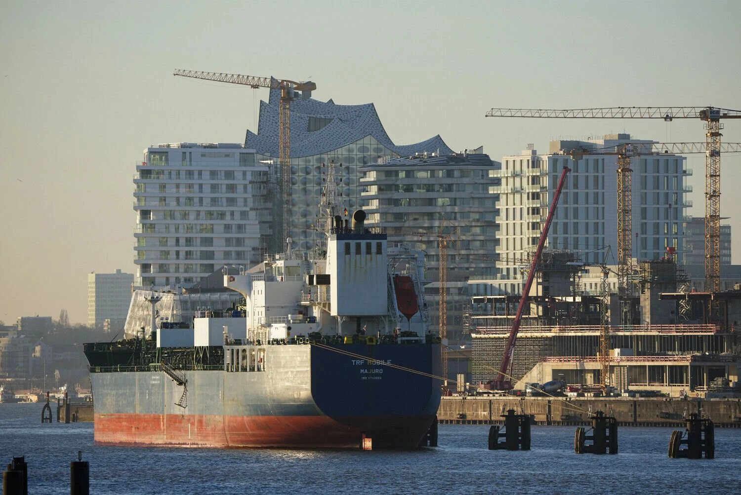 Tanklaivis Hamburgo uoste. Soereno Stache (DPA/„Scanpix“) nuotr.