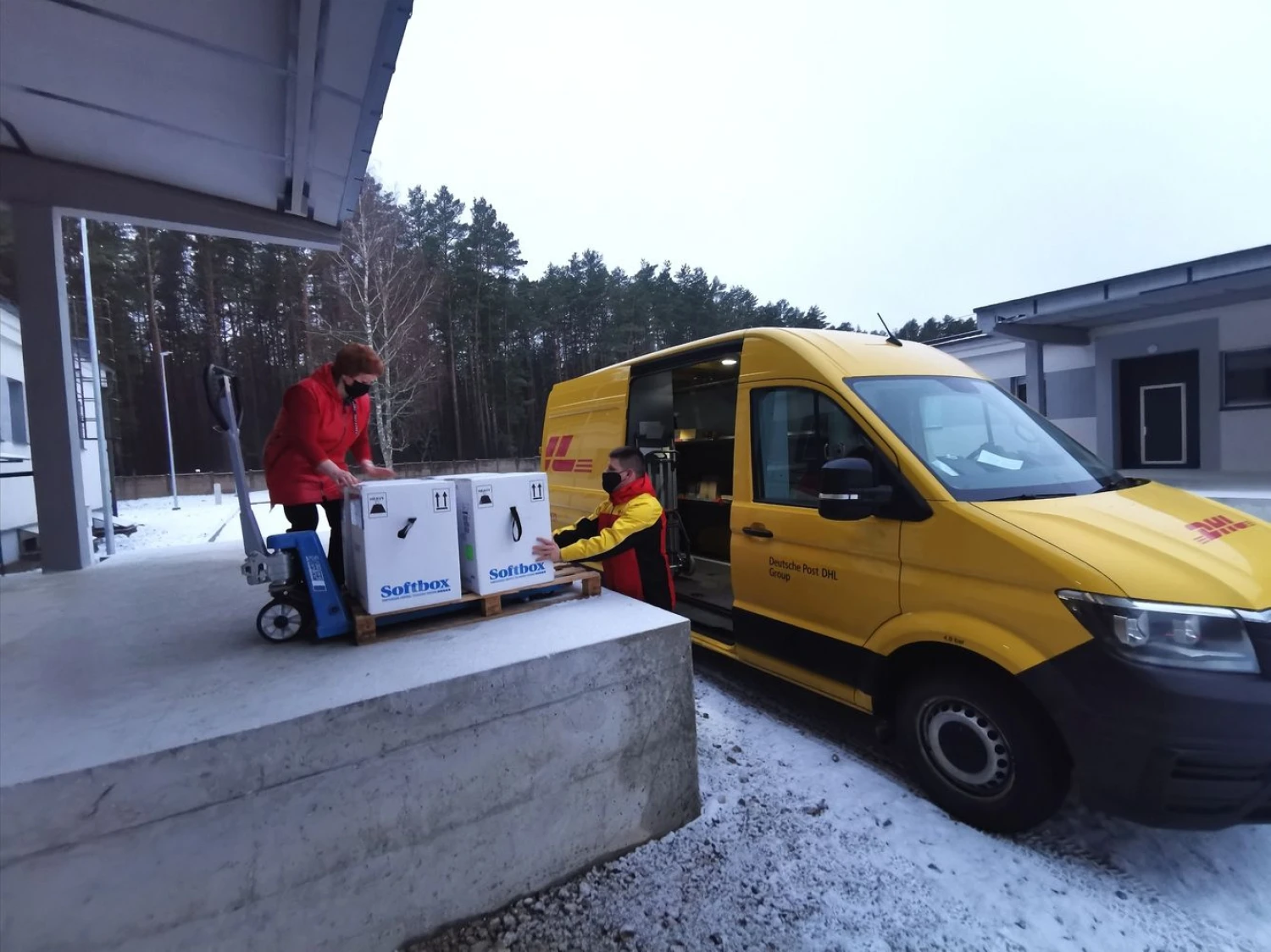 Vokietijos siuntų tarnyba DHL į Lietuvą atveža COVID-19 vakcinas. Įmonės nuotr.