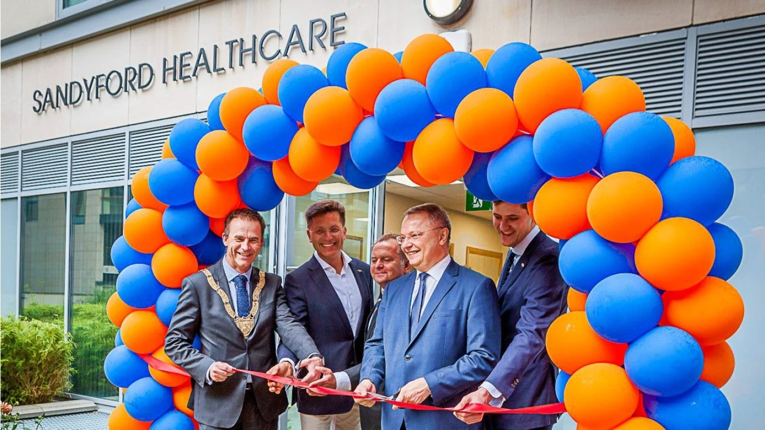 Klinikos „Sandyford Healthcare“ atidarymo šventėje iš kairės: T. Murphy, Dunleary rajono meras, dr. Laimutis Paškevičius, prof. N.E. Samalavičius, LR ambasadorius Airijoje E.Meilūnas, klinikos vadovas V.Rakauskas.