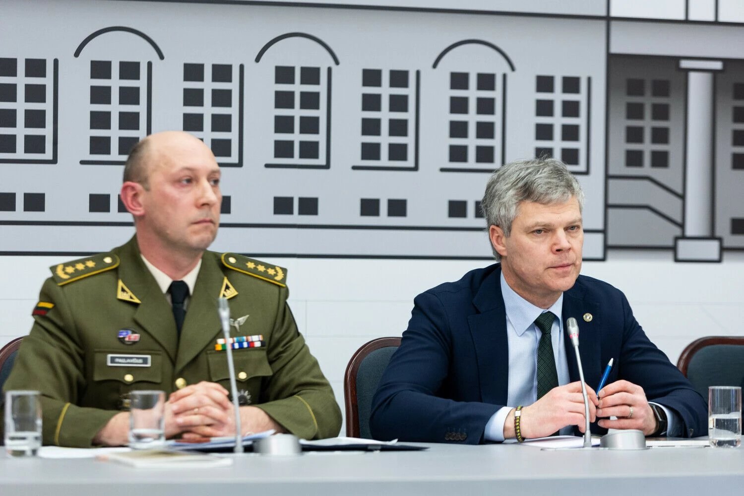 Plk. Elegijus Paulavičius, Antrojo operatyvinių tarnybų departamento prie Krašto apsaugos ministerijos viršininkas (kairėje), ir Darius Jauniškis, Valstybės saugumo departamento direktorius. Žygimanto Gedvilos (BNS) nuotr.