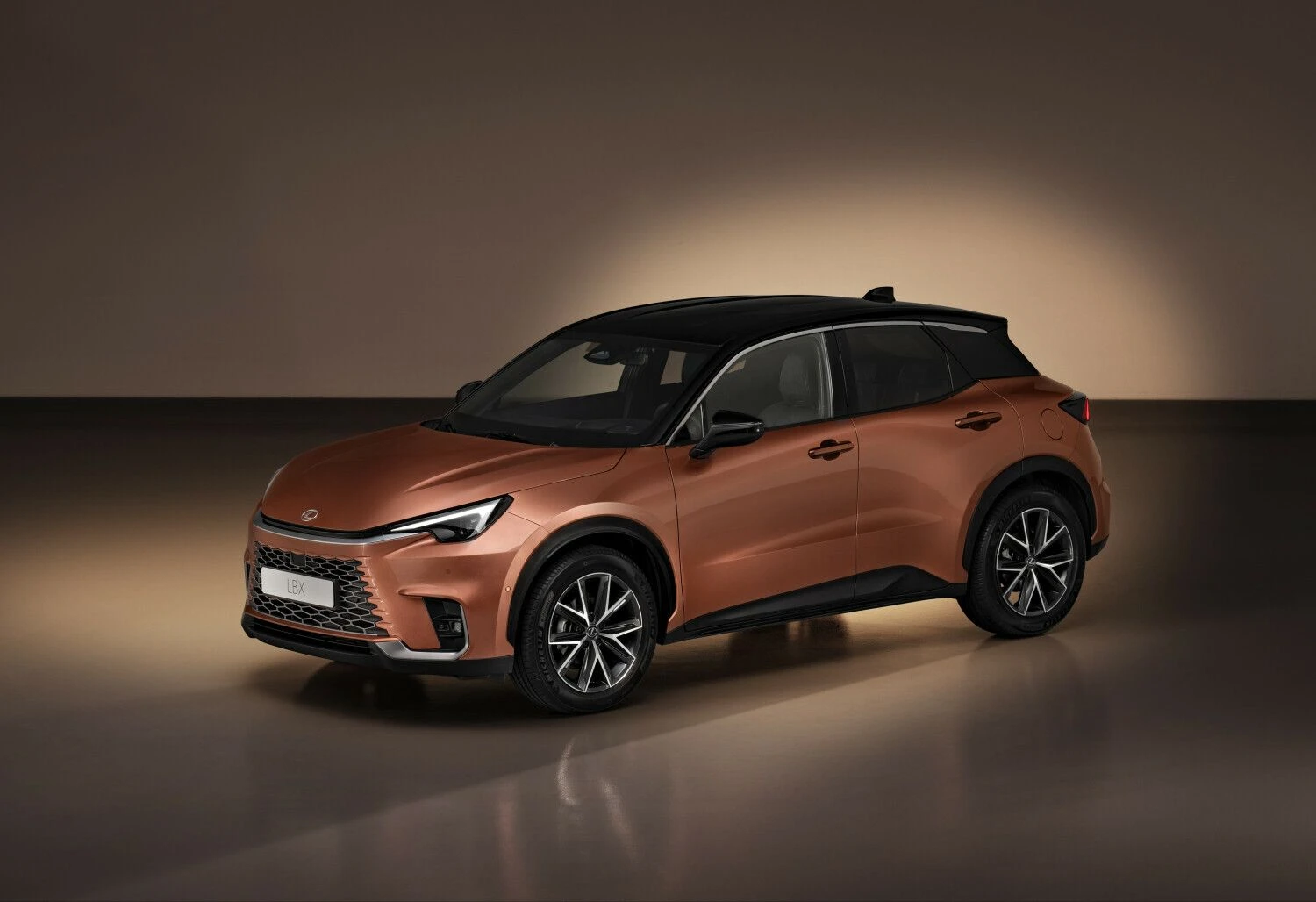 „Lexus“ su mažiausiu LBX modeliu tikisi pritraukti naujų, jaunesnių klientų ratą. Gamintojo nuotr.