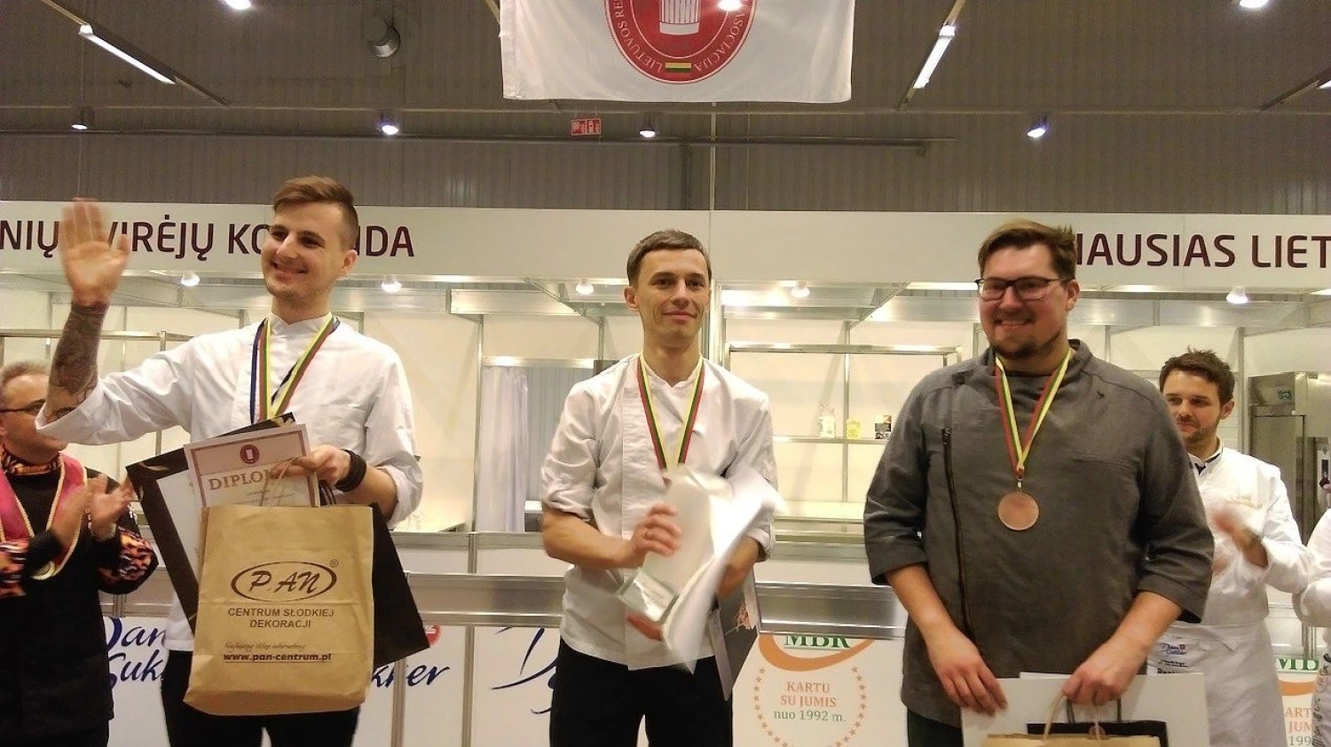 Konkurso „Geriausias Lietuvos virėjas 2016“ prizininkai: iš kairės Dalius Aleksiejevas (II vieta), Jevgenijus Volkovas (I vieta) ir Ignas Višinskas (III vieta). LRVVK nuotr. 


