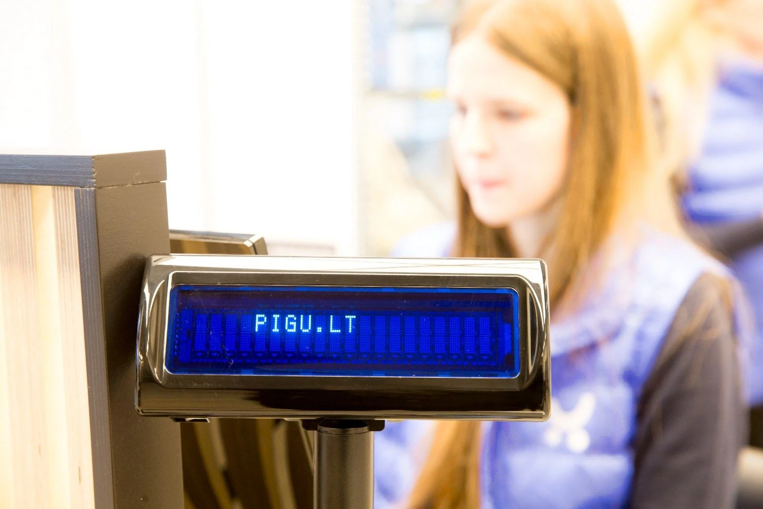 Prekes iš elektroninės parduotuvės klientai gali užsisakyti fizinėje parduotuvėje.
Juditos Grigelytės (VŽ) nuotr.