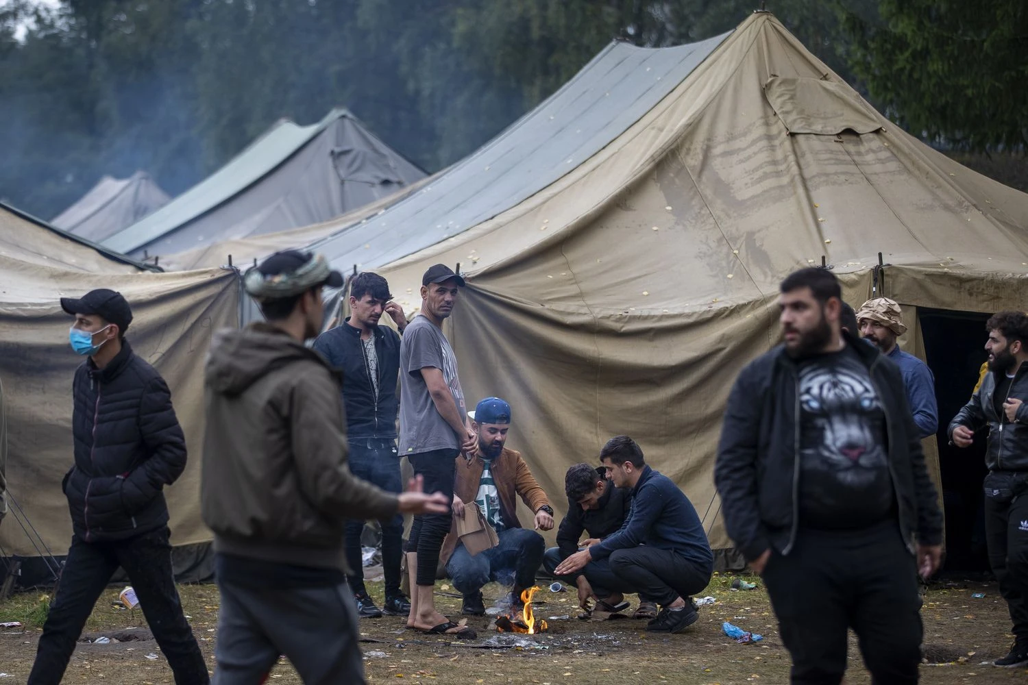 Migrantai stovykloje Rūdninkuose. AP/„Scanpix“/Mindaugo Kulbio nuotr.