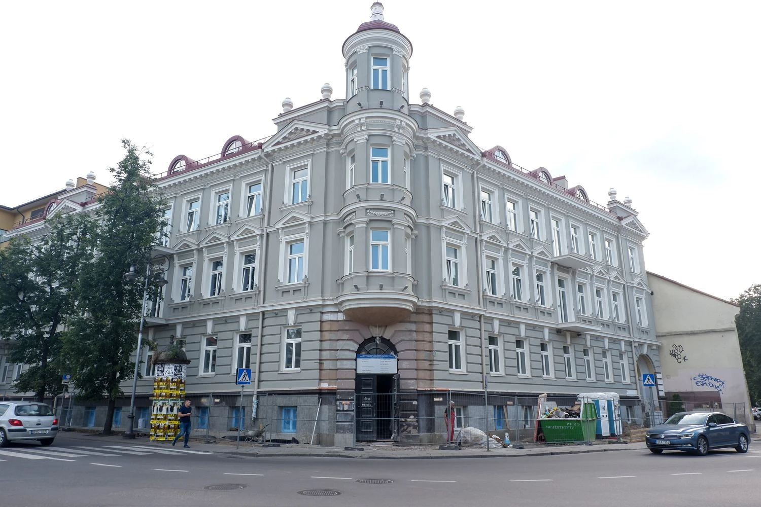 Rekonstruojamas Vilniuje, senamiestyje, ant Maironio ir Barboros Radvilaitės gatvių kampo esantis pastatas, kuriame įsikurs viešbutis „Vilnia“. Vladimiro Ivanovo (VŽ) nuotr.