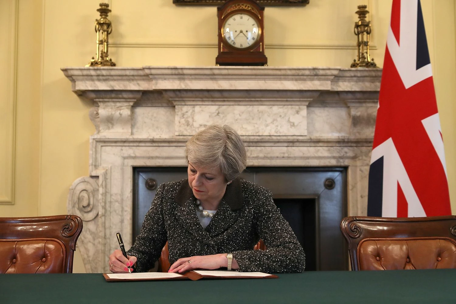 Theresa May, JK premjerė, pasirašo laišką dėl Brexit“, adresuotą EVT. Christopherio Furlongo („Reuters“ / „Scanpix“) nuotr.

