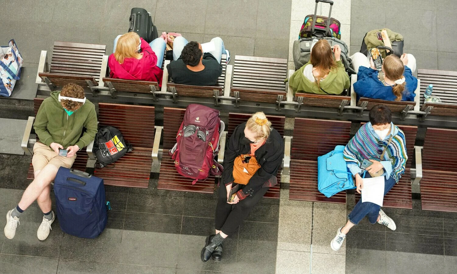 Keleiviai Berlyno centrinėje traukinių stotyje. Stefano Zeitzo („Scanpix“) nuotr.