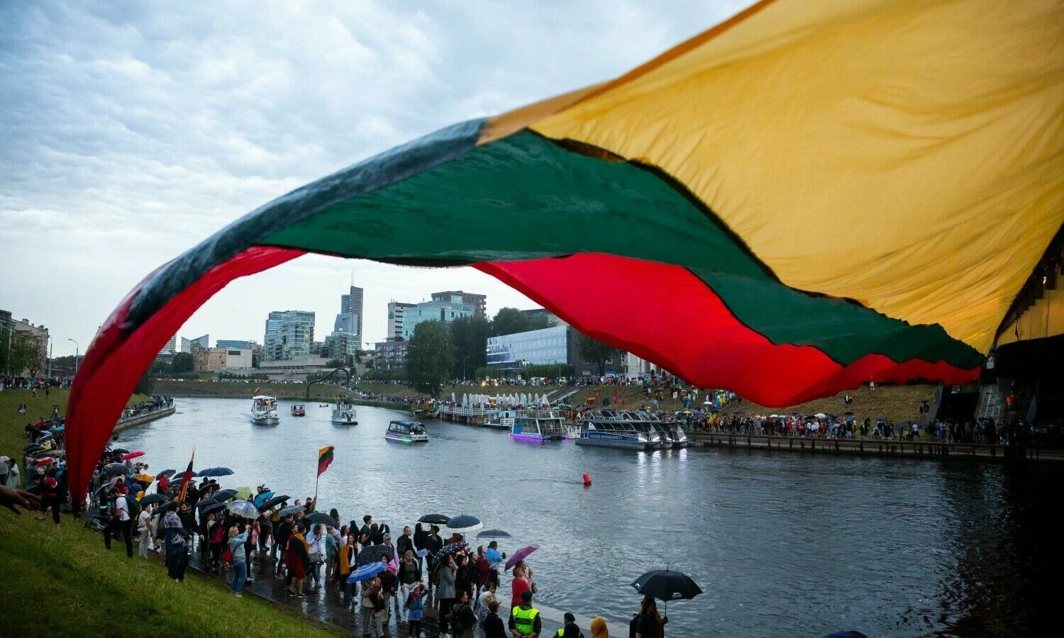 Tautiškos giesmės giedojimas Neries upės krantinėje, Vilniuje 2020 m. liepos 6 d. Žygimanto Gedvilos / BNS nuotr.