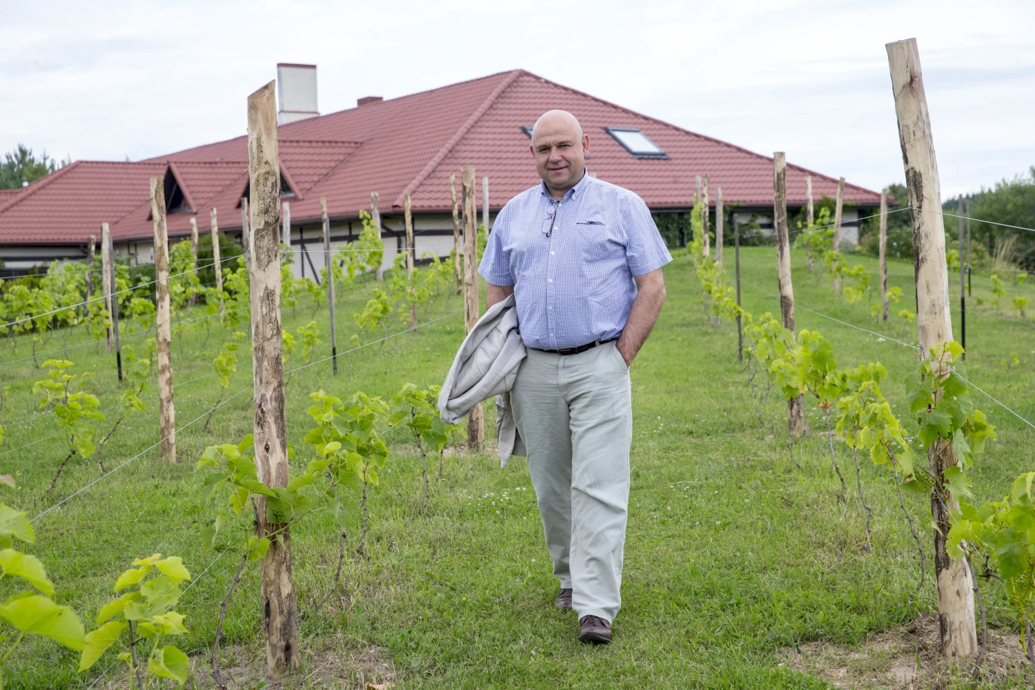 „Aš visą laiką sakau sau: jei kas nors sekasi, tai ir užsiimk tuo. Jei nesiseka, bandyk daryti ką nors kita. Kalbant apie vyną, jaučiu, kad pradedu suprasti jo prigimtį. Nepasakyčiau, kad galiu valdyti gamybos procesą, bet jau įsivaizduoju, kaip jis vyksta ir ko iš to galiu tikėtis“, – sako Gintaras Sinkus. Vladimiro ivanovo (VŽ) nuotr.