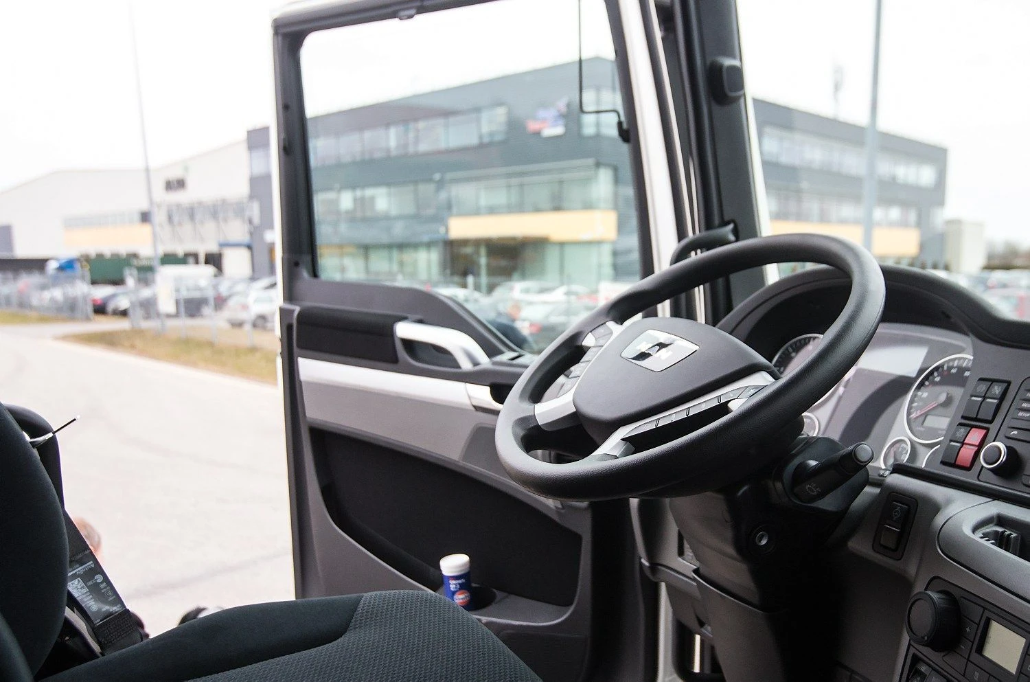 Populiariausios mūsų šalyje įdarbintų užsieniečių specialybės – vilkikų vairuotojai, statybininkai, virėjai, aviacijos specialistai. Juditos Grigelytės (VŽ) nuotr.