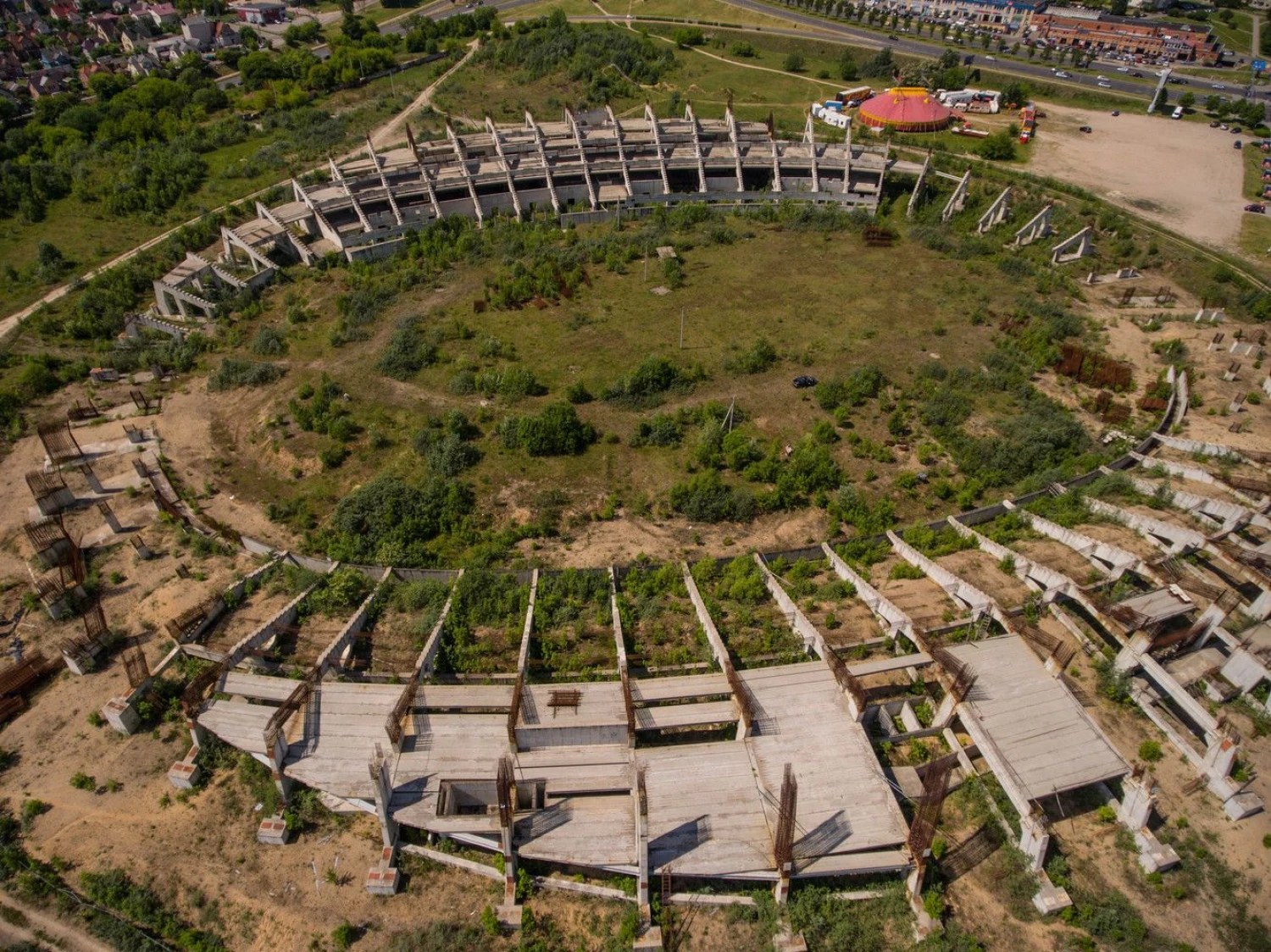 Vilnius. Nebaigtas statyti Nacionalinis stadionas Šeškinės mikrorajone. Suprojektuotas 1985 metais. Vladimiro Ivanovo (VŽ) nuotr.