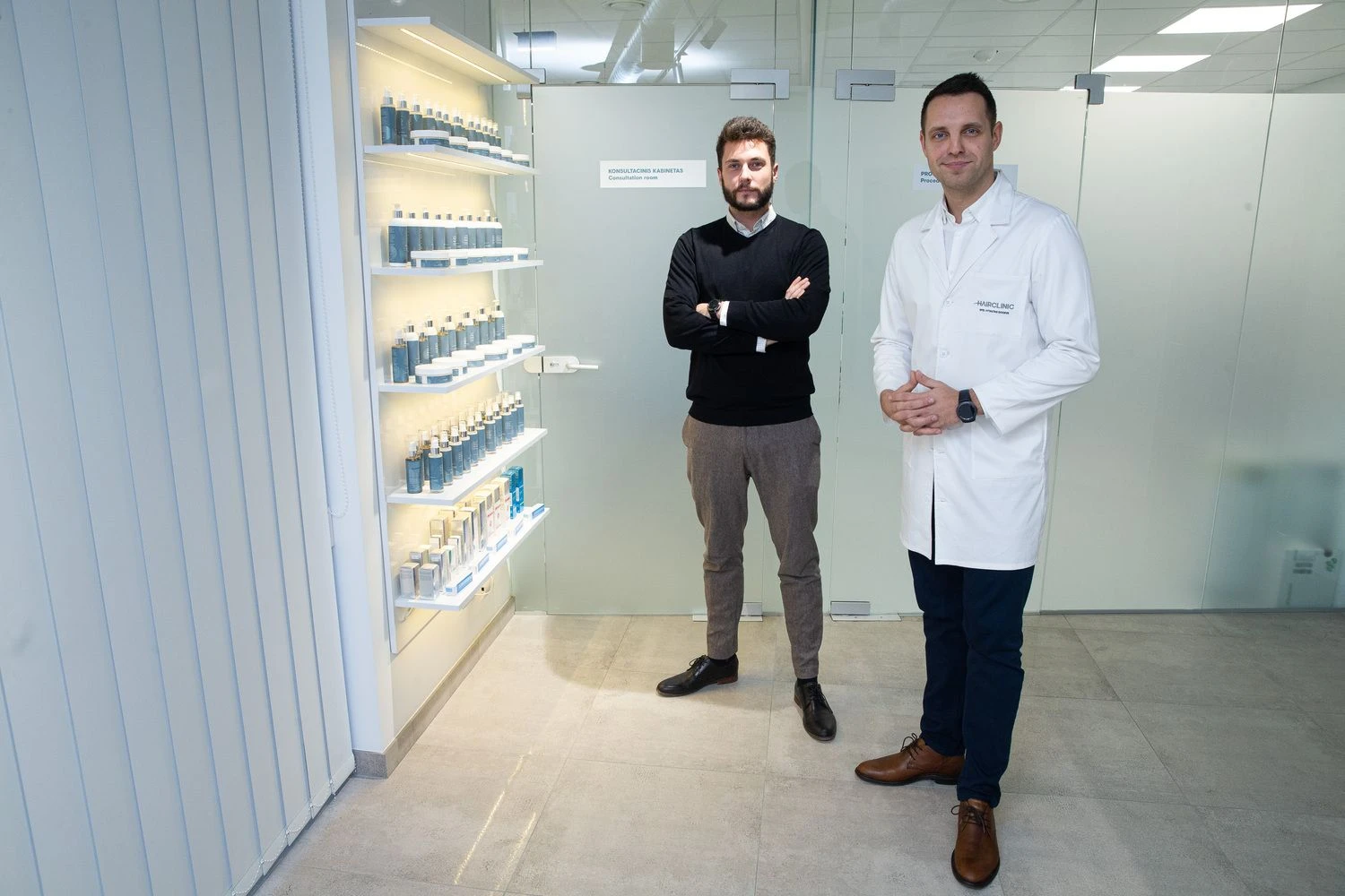 Vytenis Škarnulis,  „Hair Clinic“ vadovas (kairėje), ir gyd. Vytautas Dockus, „Hair Clinic“ medicinos vadovas. Vladimiro Ivanovo (VŽ) nuotr. 