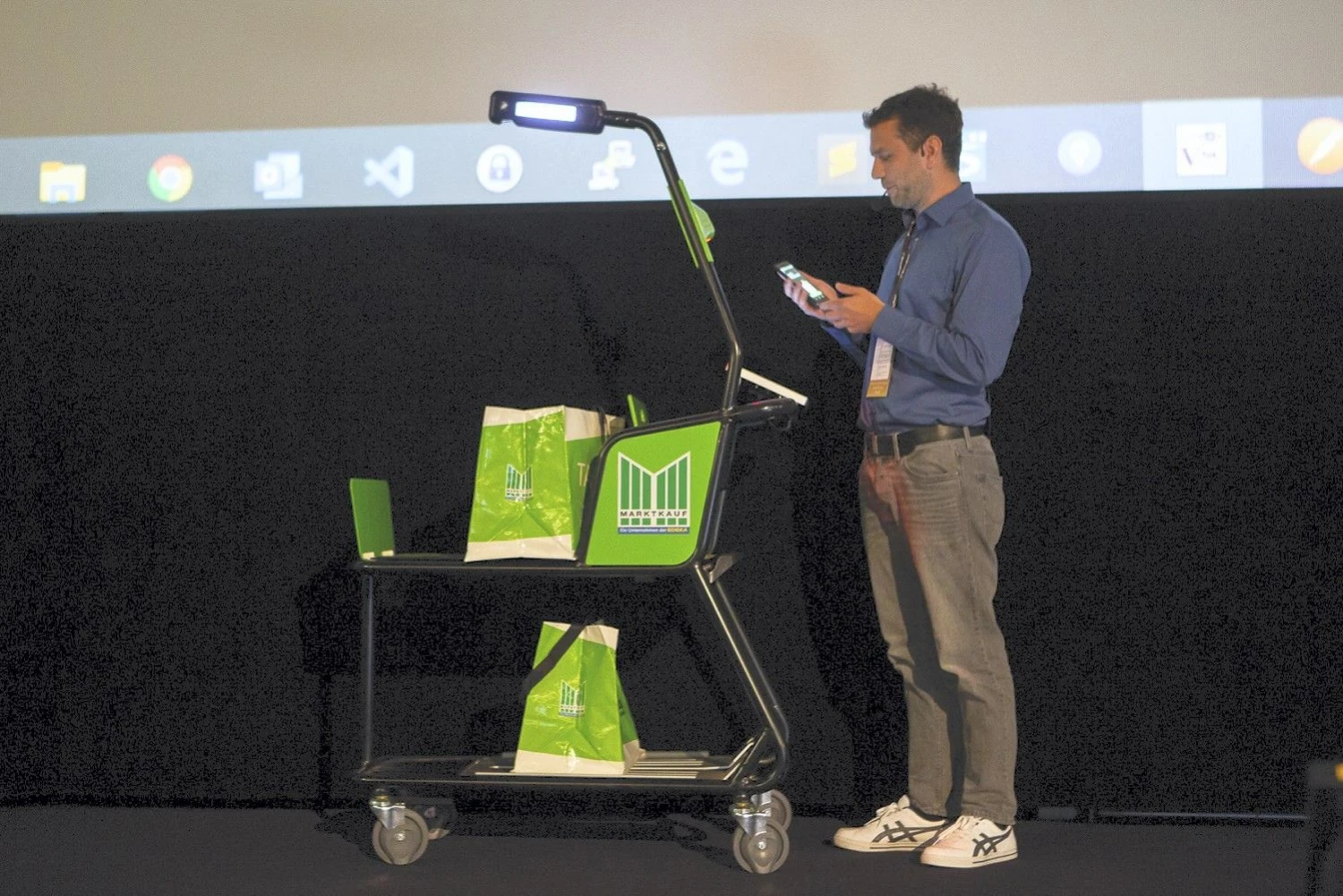 „Pentland Firth Software“ įmonės generalinis direktorius Frankas Heinrichas pristatė išmanų prekių vežimėlį. Įmonės nuotr.