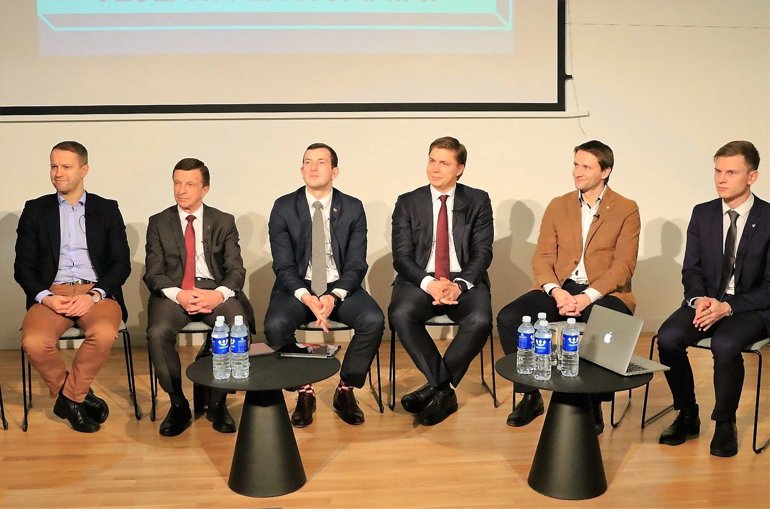 Diskusijos dėl mėginimo pritraukti automobilių bendrovę „Tesla“ į Lietuvą dalyviai: Dalius Misiūnas, Petras Baršauskas, Virginijus Sinkevičius, Mindaugas Sinkevičius, Mantas Katinas, diskusijos moderatorius Žygimantas Zabieta. Dariaus Versecko (VŽ) nuotr.