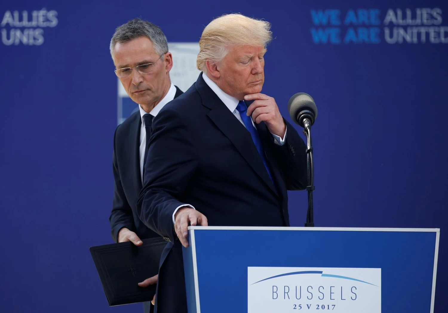 NATO generalinis sekretorius Jensas Stoltenbergas ir JAV prezidentas Donaldas Trumpas. Jonathano Ernsto („Reuters“ / „Scanpix“)  nuotr. 