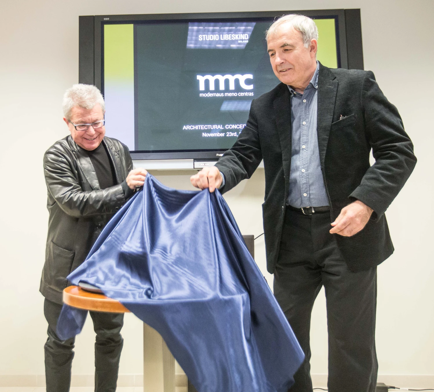 Architektas Danielis Libeskindas ir mecenatas Viktoras Butkus atidengia MMC muziejaus maketą. Juditos grigelytės (VŽ) nuotr.