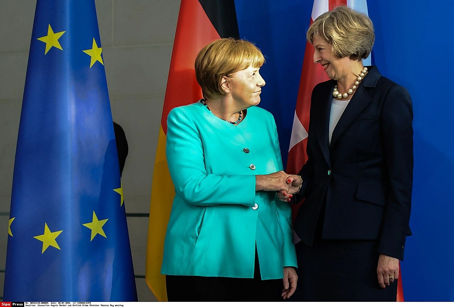 Angela Merkel, Vokietijos kanclerė, ir Theresa May, JK premjerė. „Reuters“ / „Scanpix“ nuotr. 