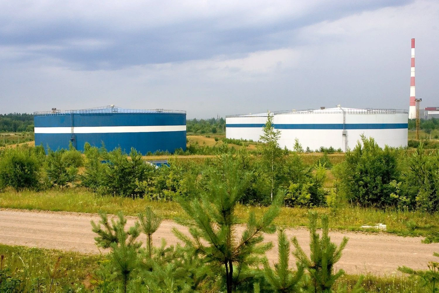 Nebaigta statyti mazuto saugykla šalia Gariūnų turgavietės Vilniuje. Juditos Grigelytės (VŽ) nuotr.