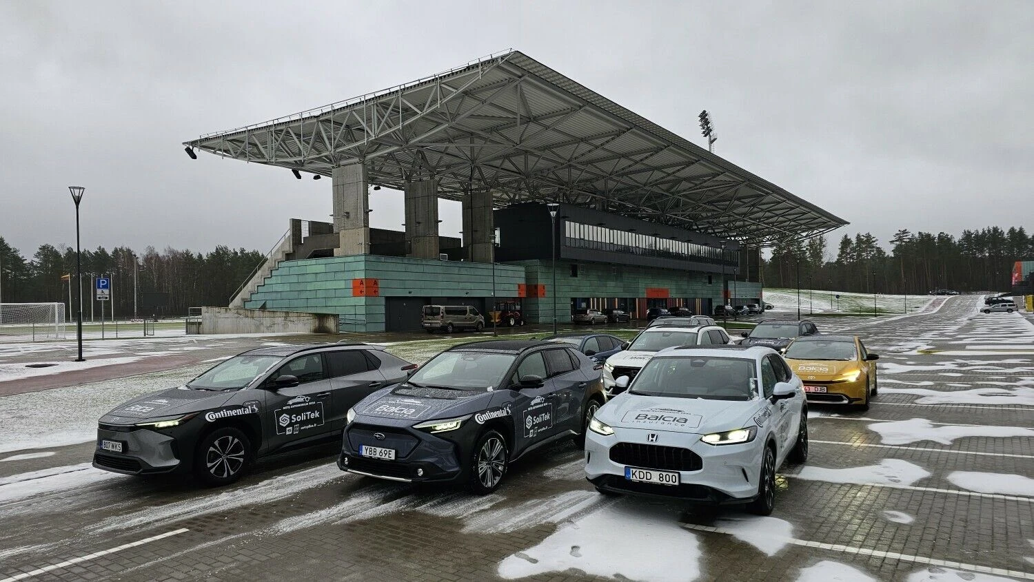 Antrosios grupės, nuo 40.000 iki 60.000 Eur kainuojantys „Lietuvos metų automobilio“ konkurso dalyviai paruošti važiavimui į palyginamuosius testus. Lino Butkaus (VŽ) nuotr.