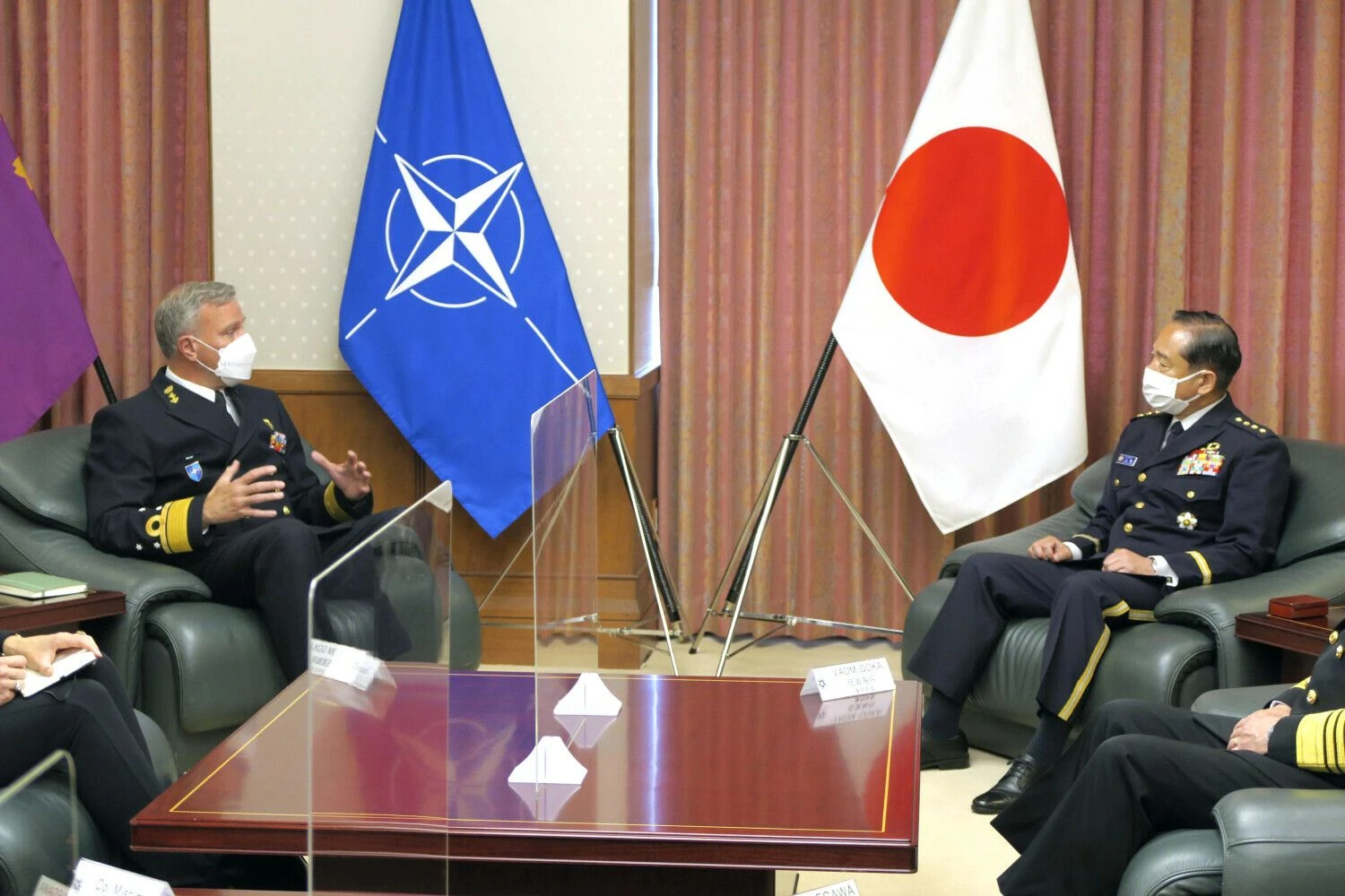 Nobuo Kishi, Japonijos gynybos ministras susitinka su NATO komiteto pirmininku Robu Baueriu. „Kyodo News“ (AP/„Scanpix“) nuotr.