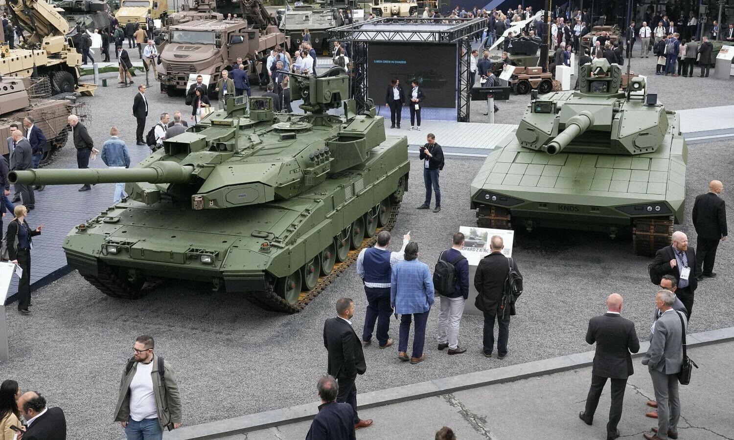 „Leopard 2 A8“ (kairėje). Michelo Eulerio („AP Photo“ / „Scanpix“) nuotr.