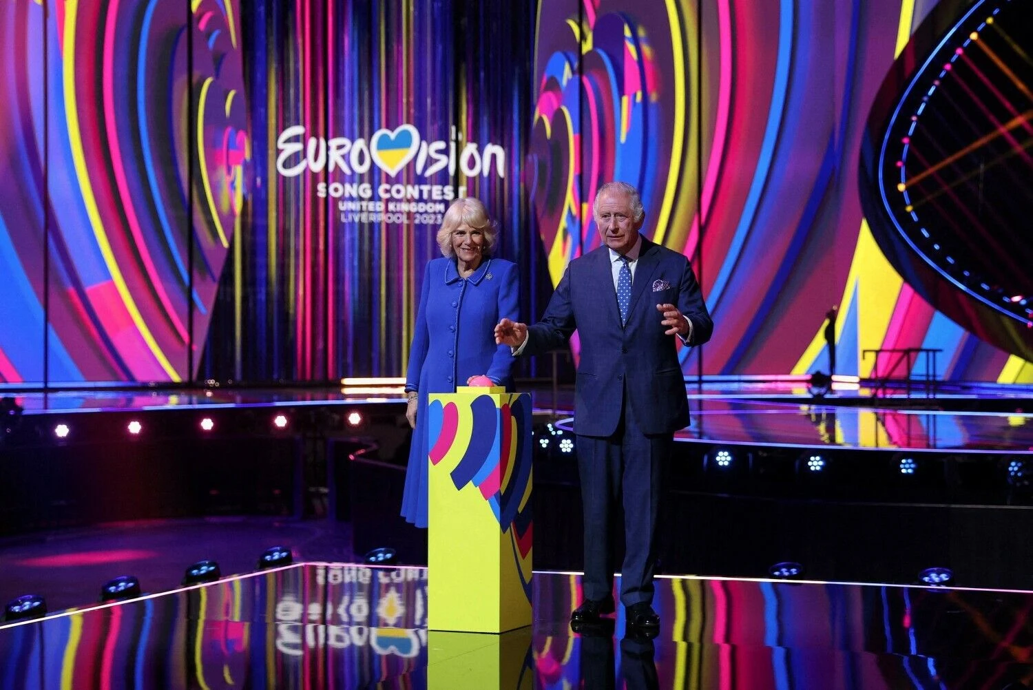 Didžiosios Britanijos karalius Karolis III ir karalienė Kamila Liverpulyje, „M&S Bank“ arenoje, kurioje vyks „Eurovizijos“ dainų konkursas. Philo Noble (AFP / „Scanpix“) nuotr.