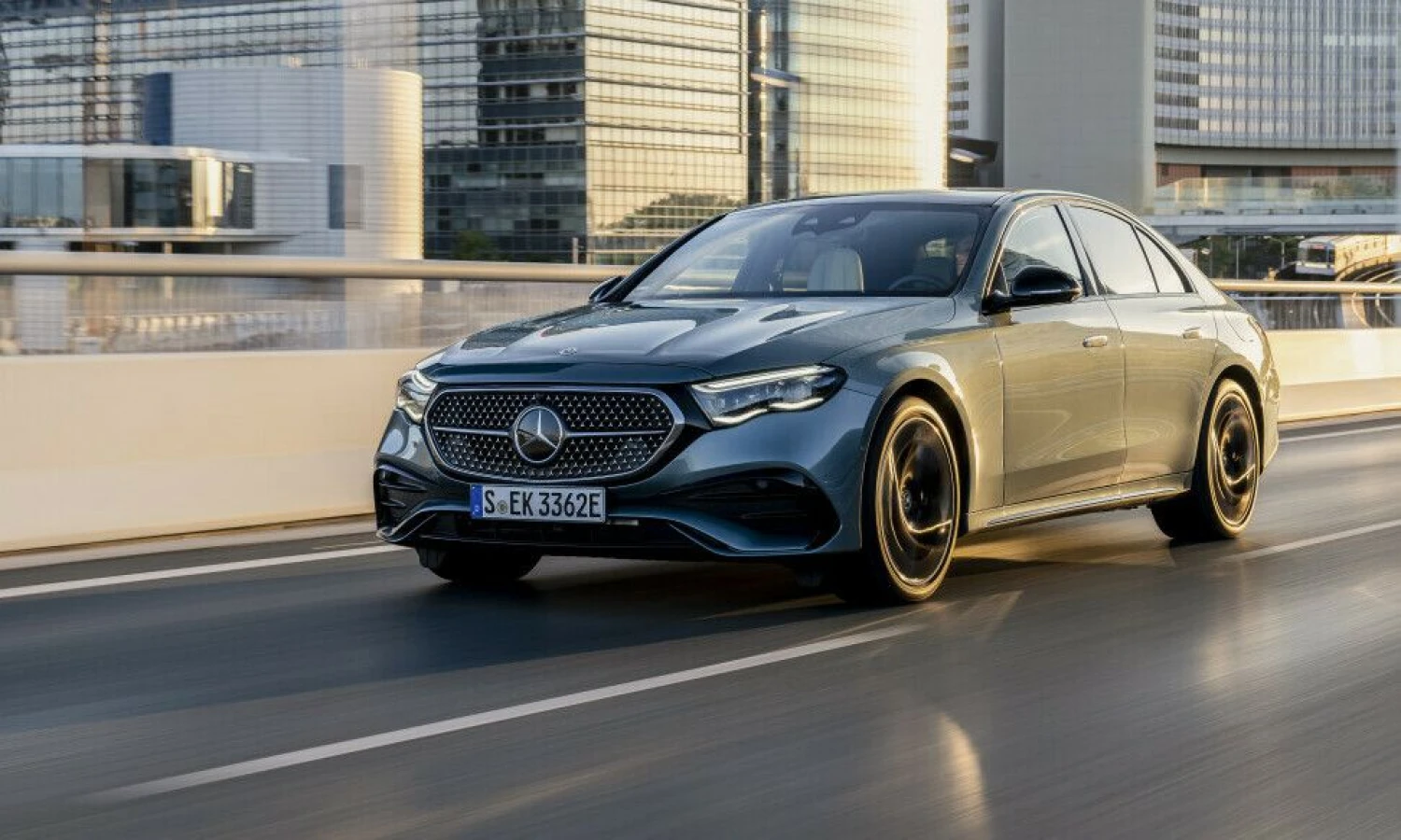 „Mercedes-Benz“ išleido jau 6-ą E klasės modelio kartą. Gamintojo nuotr.