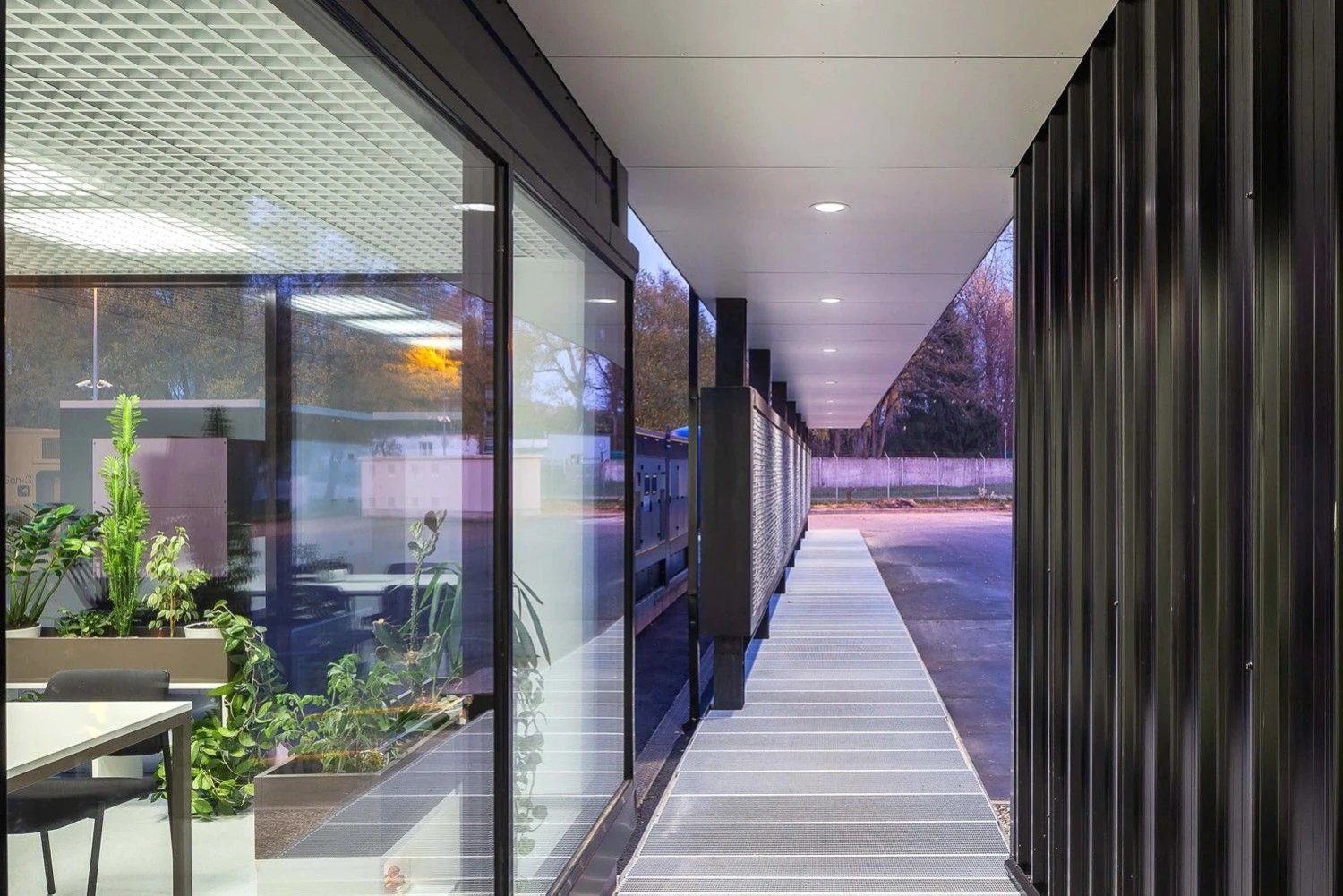 Išplėstame duomenų centre įrengtos ir darbo vietos papildomiems inžineriams, čia perkeltas ir techninio klientų aptarnavimo skyrius. Benrovės nuotr.