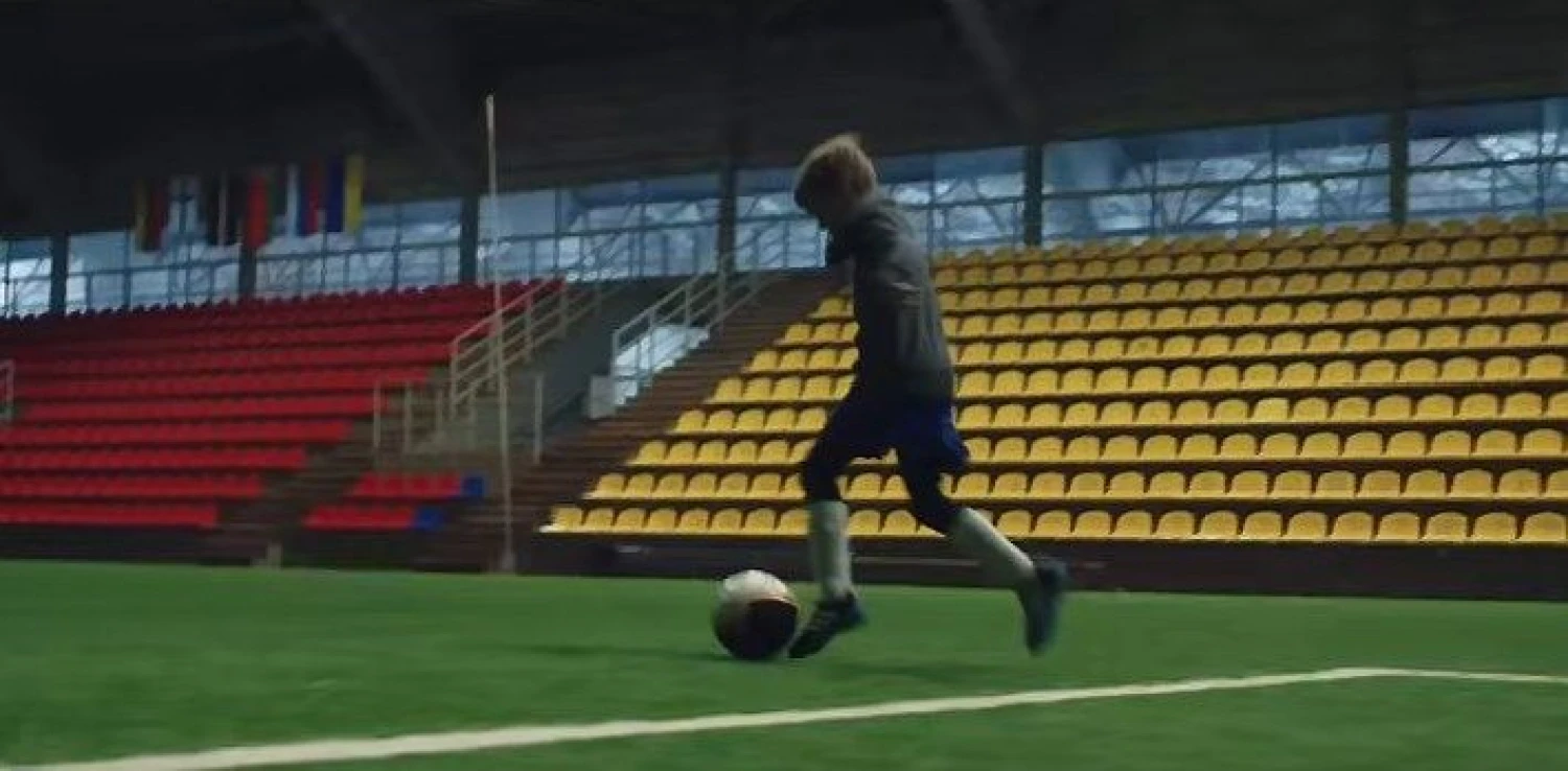 Stop kadras iš „Swedbank“ klipo.