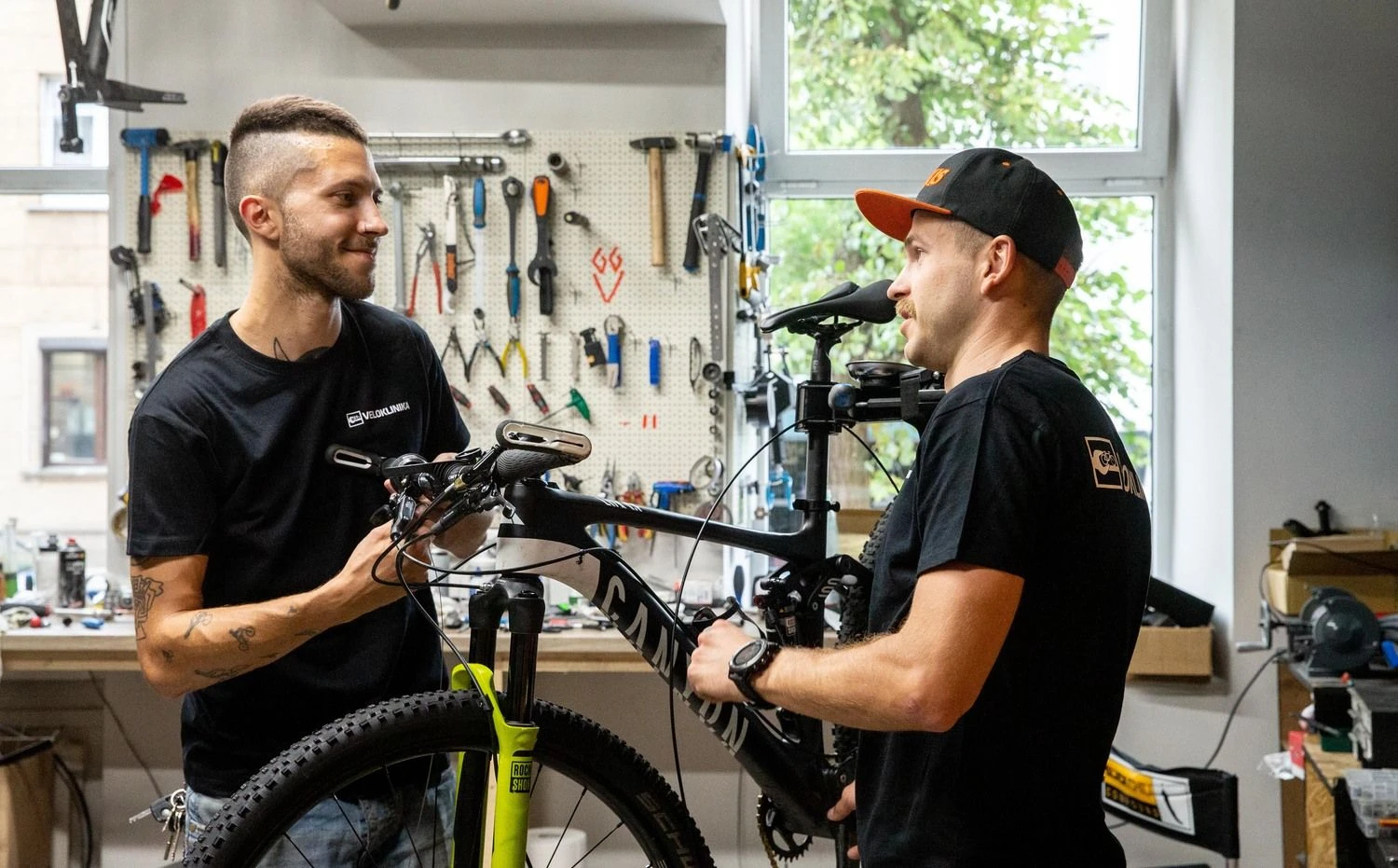 Arnoldas Valiauga, MB „Valservis“, dirbančios su prekės ženklu „Veloklinika“, direktorius (dešinėje): „Aš pats dalyvauju dviračių sporte, dažnai vykstu į tarptautines varžybas. Todėl daugelis sportininkų ir jų pažįstamų yra mūsų klientai.“ Juditos Grigelytės (VŽ) nuotr.