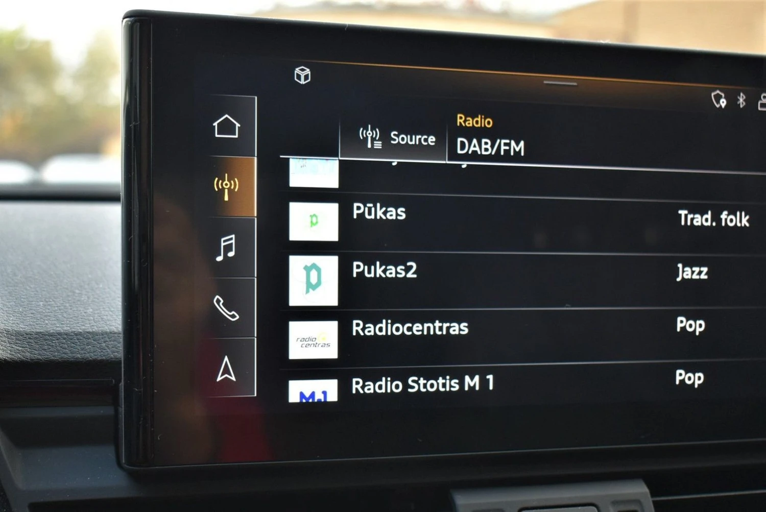ES direktyva 2018/1972 nustato, kad nuo šių metų visi nauji ES parduodamų M kategorijos automobiliai turi būti parduodami tik su radijo imtuvais, kuriuose integruota skaitmeninio radijo (DAB) funkcija.
