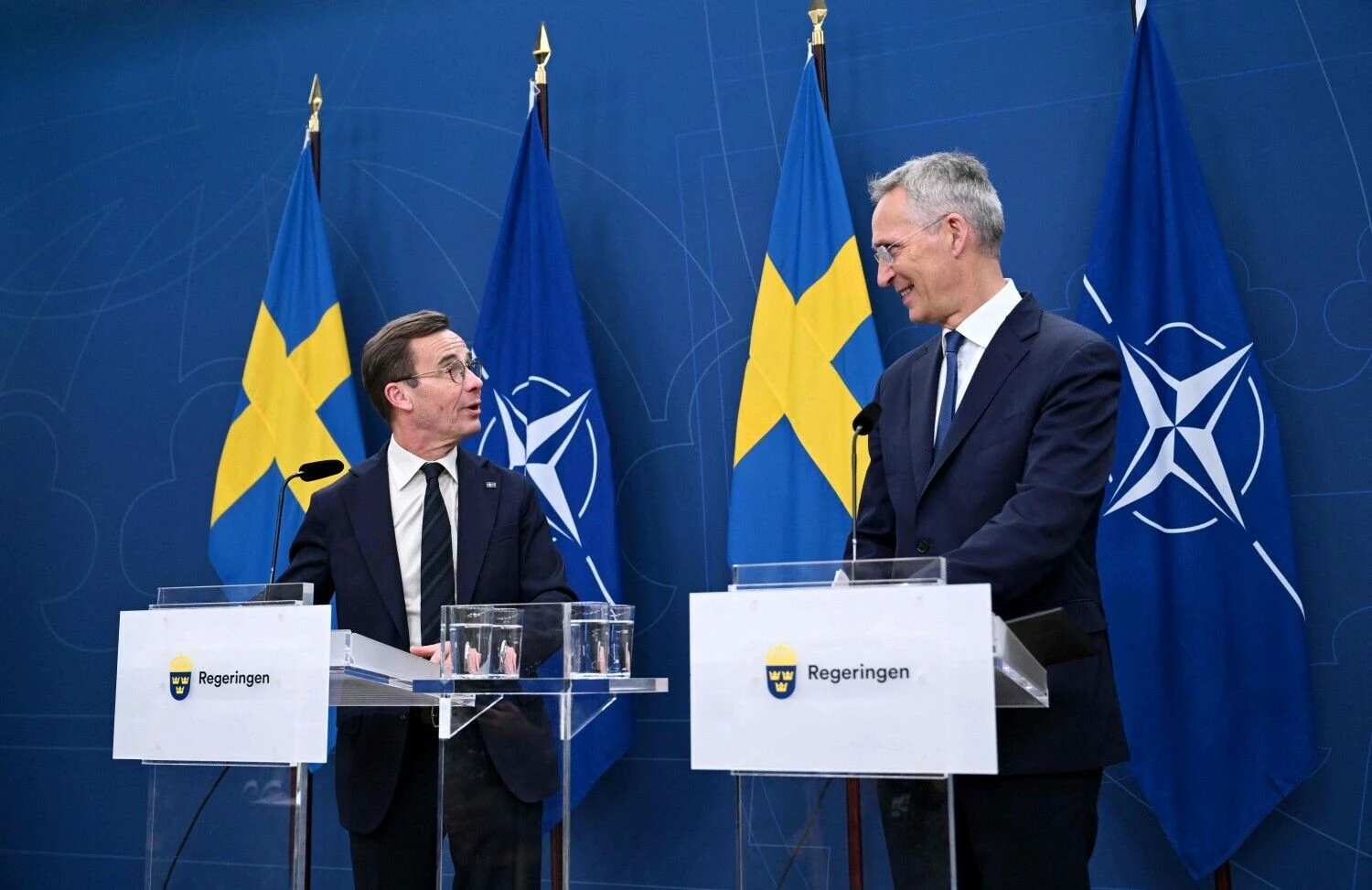Ulfas Kristerssonas, Švedijos premjeras, ir Jensas Stoltenbergas, NATO generalinis sekretorius. Jonathano Nackstrando (AFP / „Scanpix“) nuotr.