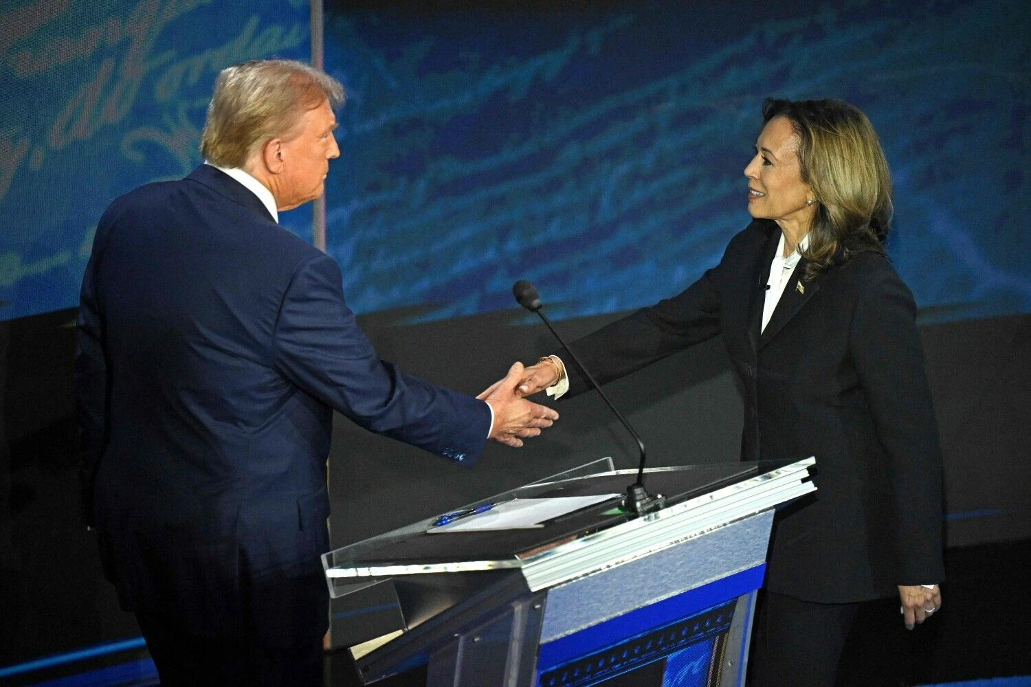 Buvęs JAV prezidentas Respublikonų kandidatas į prezidentus Donaldas Trumpas, ir Kamala Harris, JAV viceprezidentė ir Demokratų partijos kandidatė į prezidentus. Saulo Loebo (AFP/„Scanpix“ nuotr.