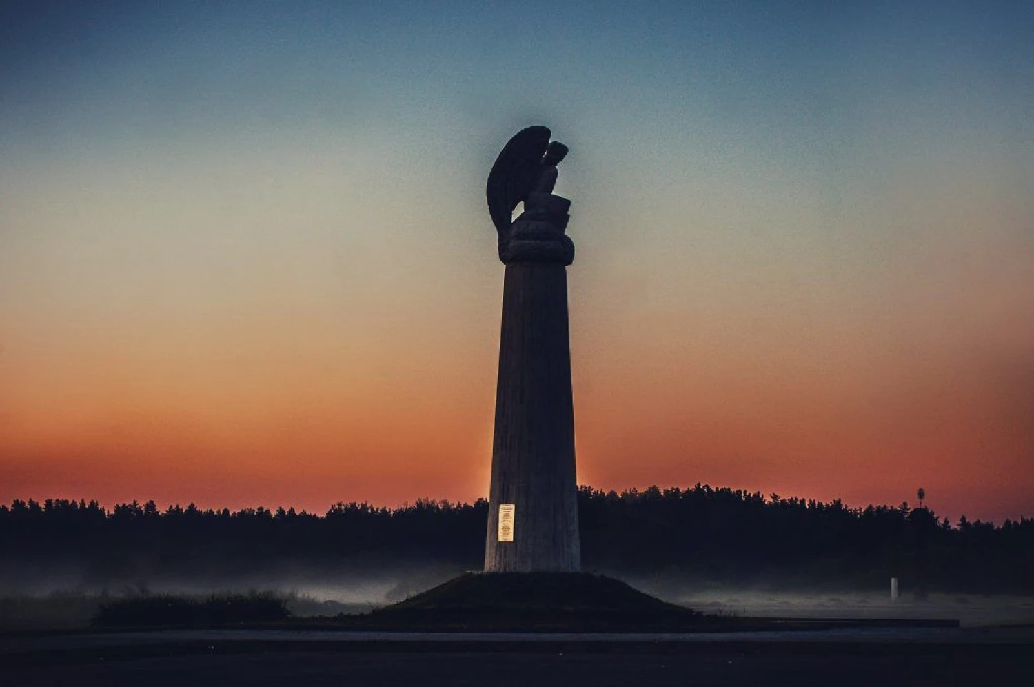  Manto Paulausko skulptūra „Angelas“ M. K. Čiurlionio kūrybos motyvais Senojoje Varėnoje. www.ciurlioniokelias.nuotr. 