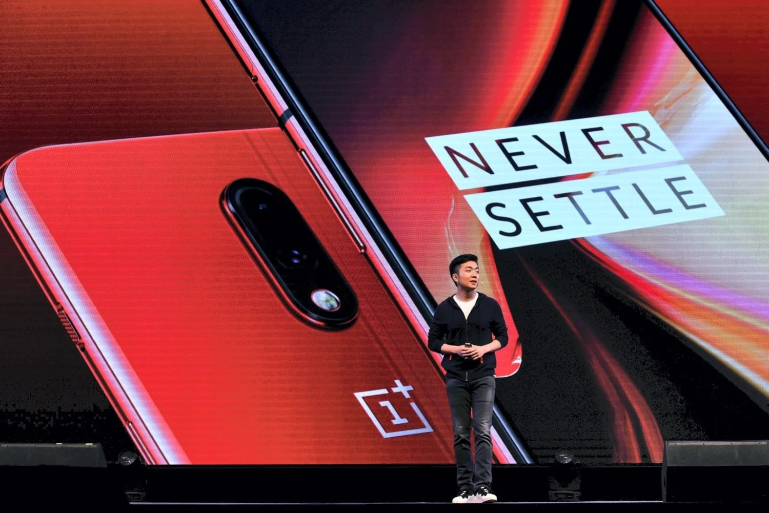 Carl Pei, „OnePlus“ vadovas ir vienas iš įkūrėjų, pristato naujus modelius. Manjunath Kiran („Scanpix“/„Reuters“/AFP) nuotr.